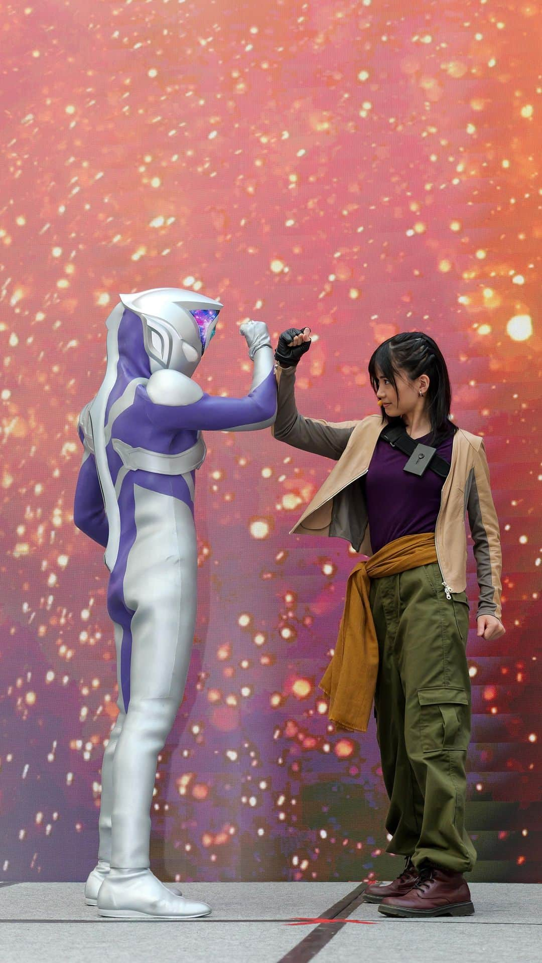 加弥乃のインスタグラム：「香港でのダダvs Ultraman DINASの戦いを ちょっぴりおすそ分け😚🤏 あの方も駆けつけてくれて心強かった！🩵  画面左下の、女の子かな？の小さなお友だちが、 ディナスが変身するって解った瞬間の反応が可愛すぎて 何度も見てしまう🤣♡ #Ultraman」