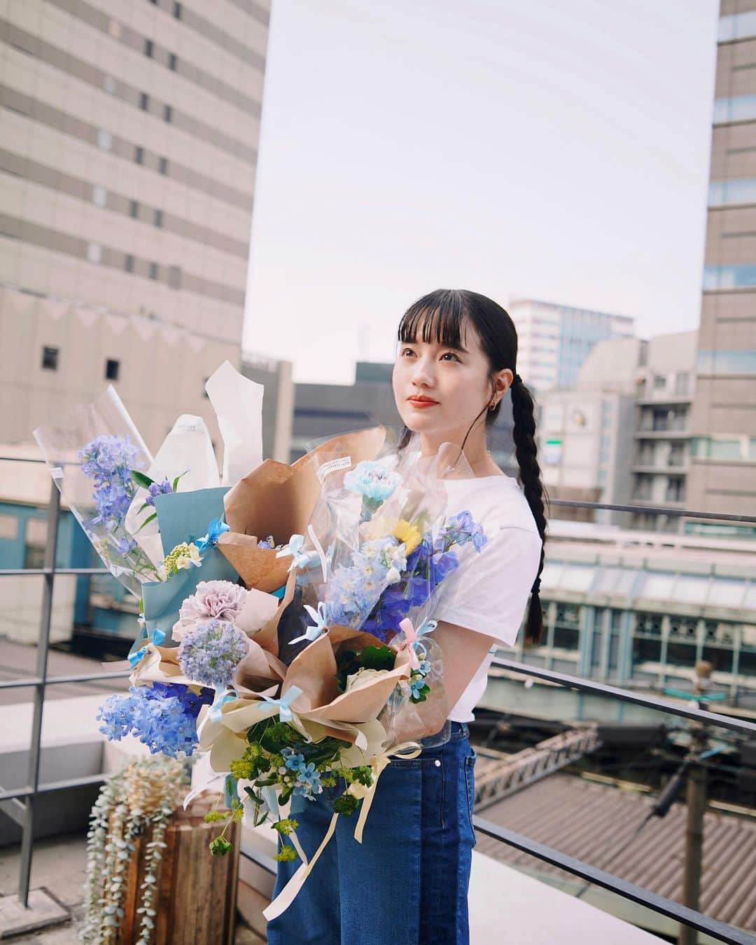 みこのインスタグラム：「昨日はGFC ２度目のライブイベント、GFC Tea party & Special session liveでした🫖🌿  GFC一周年をお祝いする場所でもあったのですが、、クラブメイトたちが協力して内緒でサプライズを作ってくれていて大感動😭🌿  私の知らないところでみんながもっとクラブになっている…！と本当に嬉しい気持ちでいっぱいでした。  ライブは @taiki_kumagai をサポートに迎え、新しいアレンジでお届け。  くまぴーのギターはライブで聴くたび、音も、フレーズも本当に好きだな〜と思っていたので、今回一緒にできて嬉しかったです😌  この日のために作ってくれたリズムトラックも、絶妙な音色選びがぜんぶツボで、最高だった。！！  やっと一年！まだまだこれからなクラブですが、この先どんな物語が待っているのかとても楽しみです。  インスタライブ配信のアーカイブが水曜日の12:00まで残っているので、ぜひ @gfc.jp で見てください👀🩵」