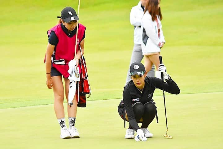 岡田唯花のインスタグラム：「. 先日の、 @twgtour  37・35・72の15位T でした⛳️ . . るうちゃんに帯同キャディをしてもらって、何度もるうちゃんに救われました🥺✨ . マネージメント、本当に大事🙆‍♀️ . 帯同してくれて、ありがとう〜❤️ . . そして、サポーターになってくださった方、アップダウンが激しい中、18ホールついてまわってくださった方々、ありがとうございました🥺🙏✨ . . 来月には、プロテストの一次予選があるのでしっかり 練習頑張ります🔥🔥🔥 . . 2枚目、良い写真🤭💚 ⁡ #アスモ #アスモゲイムス　#asmo #ゴルフ #ゴルフ女子 #ゴルフコーデ #ゴルフ女子コーデ #ゴルフウェア #ゴルフ場 #ゴルフ好き #ゴルフ大好き #ゴルフウェアコーデ  #golf #golfswing #golfwear #golfgti #golflife #golfr #golftips #golfstagram #golfaddict #golfpro #golf女子　#高尔夫球 #高尔夫球服　#高尔夫女孩　#高尔夫球场　#twgt #帯同キャディ #試合」