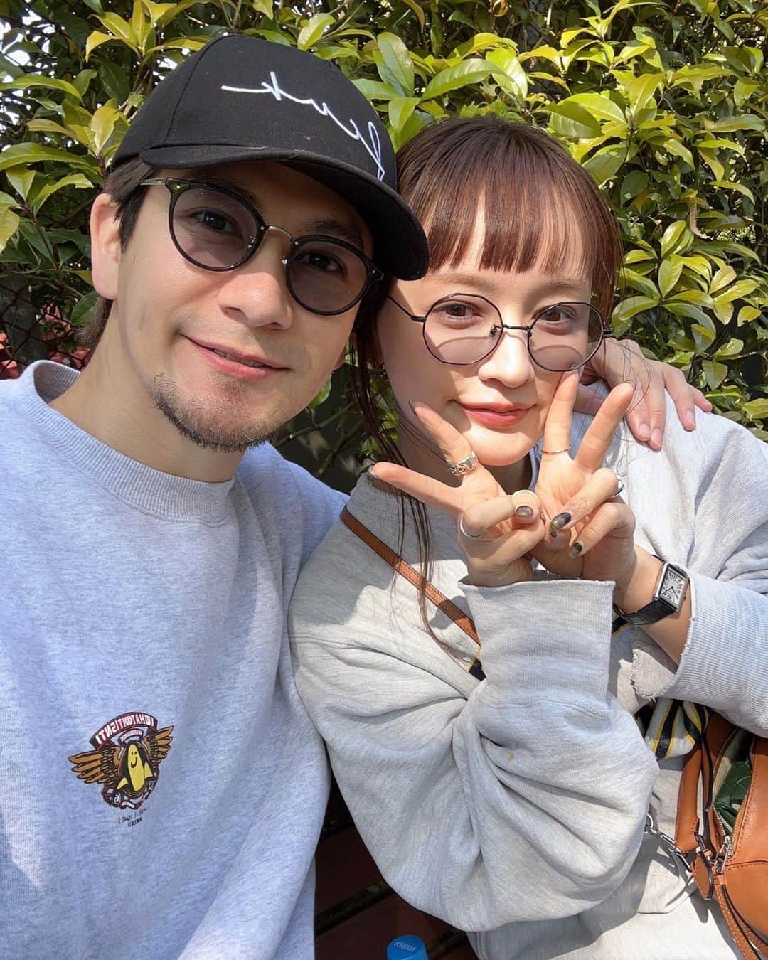 JOYさんのインスタグラム写真 - (JOYInstagram)「今日６月２６日は結婚記念日💍✨ 麻衣ちゃんと結婚して4年だー！ 早い、、とにかく早い😭✨ 麻衣ちゃんの女性として、そして母としての素晴らしさに気付かされ続ける毎日を送ってるし、誰よりも尊敬してます！本当に本当に最高の妻です☺️ 愛してやまないよぉぉぉ！！😭  １枚目をびょーちゃんとの３ショットにしたのは、びょーちゃんは結婚前から僕ら２人の恋愛を見守ってきたからです😼 びょーちゃんなくしていまのぼくらはいないんです！！😁 ３枚目の写真は麻衣ちゃんと付き合い始めた頃初めて一緒にディズニー行った時の！ 俺はめっちゃ両想いだと思ってたけど、麻衣ちゃんは俺の事まだそんなに好きじゃなかったらしい。笑 （麻衣ちゃんは告白を断ったつもりだったのに俺の勘違いでOKされたと思ってたの♪てへへ✨） 確かに、サングラスの向こうの目が若干死んでるよハニー？✨  でもそんな２人が今一緒に人生を歩んでるっていうのが大切な事だよね！！ これからもJOY、麻衣、はーちゃん、びょーちゃんっていう最強の家族で突き進んで行くぞぉぉ！！ 直接も伝えたけど、改めていつもありがとう麻衣ちゃん☺️ これからもよろしくね✨  #結婚記念日 #夫婦 #常に感謝と尊敬 #幸せをありがとう」6月26日 22時11分 - joy.official