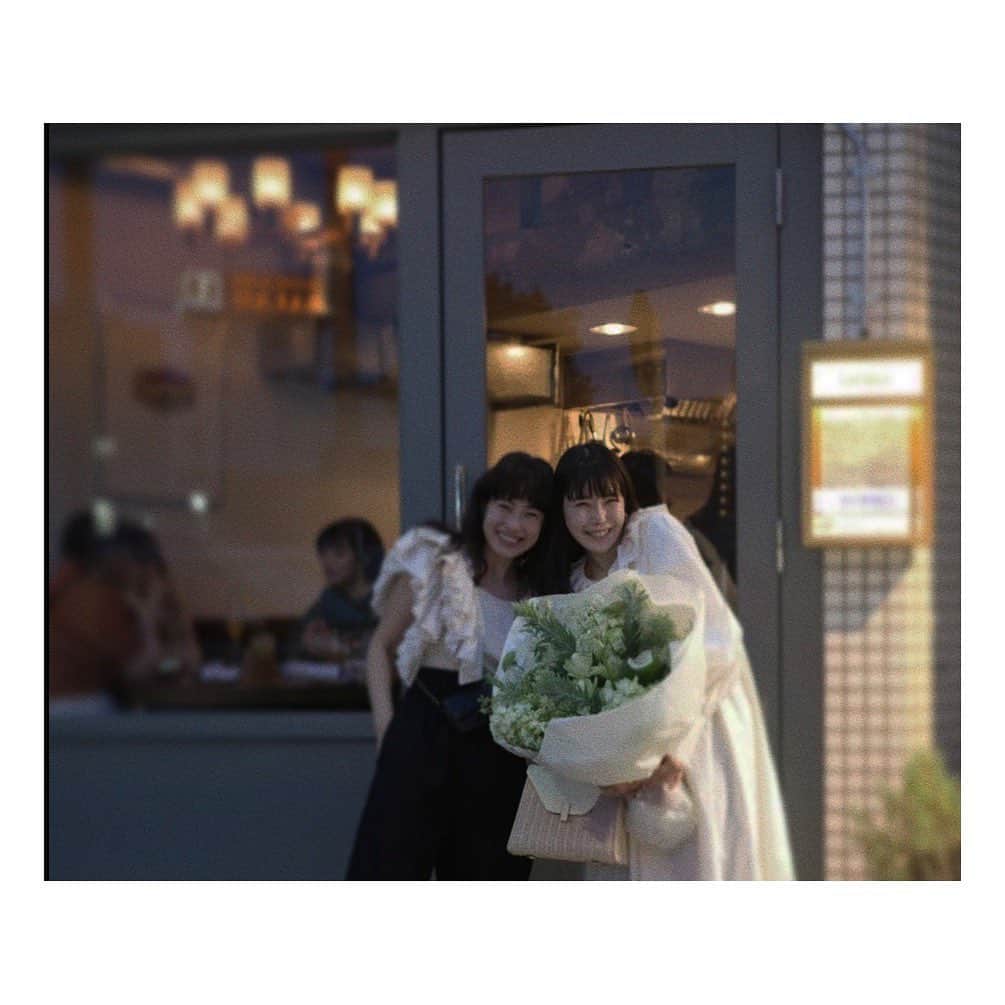 JUNNAのインスタグラム：「@nakashima_riho   @august_____official  ブランド立ち上げおめでとう🤍　  年齢だけは私が先輩だけれど色々な面で大先輩  話しているといつも私の方が長く生きている事を忘れてしまう😂  東京、名古屋を行き来する心強い仲間でもある♡  私は @august_____official を着て、 @nakashima_riho は @etretokyo を着てお互いサプライズ愛♡  今日はこのブラウスを着て名古屋を歩いていたら たくさん声をかけていただきました😉  毛足の長いジャガード素材のフリルたっぷり 贅沢なボリューム感が大人可愛い 私の一張羅ラックにin」