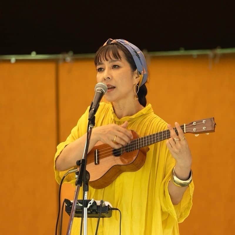のインスタグラム：「去年に引き続き参加させていただいた静かな山の音楽祭、sounds of silence、今年も最高すぎました。私はとみやんさんとのウクレレセット、そして少しだけアンビエント要素を加えながら石垣島の友人のアーティスト、G.Yokoをゲストに迎えました。私は彼女の作る曲と歌が本当に大好き。儚くて美しくて、とっても心に響きます。  ステージ後はワークショップでみんなでウクレレを演奏したり歌ったり。写真を撮り損ねましたが他にも大人も子供も楽しめるセンスの良いコンテンツがいっぱいで、スタッフのみんなも出店のみなさんもお客さんもサイコーでした！  他の出演者のみなさんのステージも素晴らしくて聴き惚れてしまった。梅雨とは思えない好天に恵まれて、夜には満天の星空。利賀村は山深い場所にあるけれど、本当に素晴らしいところです。こんな最高のロケーションで極上の時間を過ごすことができて幸せ。sounds of silenceのみなさん、これからもこの素晴らしいフェスを続けて行ってください。本当にありがとうございました🍀✨  #soundsofsilence2023」