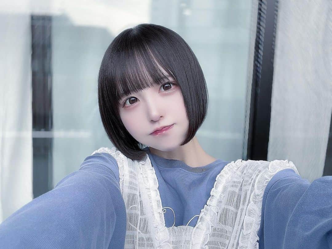のインスタグラム：「髪切ってやっと自撮りした^ - ^ ．  ．  ．  ．  #ボブ #黒髪ボブ」