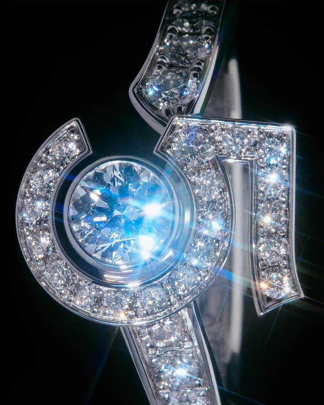シャネルさんのインスタグラム写真 - (シャネルInstagram)「N°5 Fine Jewelry Collection.  The CHANEL Fine Jewelry Creation Studio has paired BEIGE GOLD or white gold with diamonds to trace the shape of a 5, Gabrielle Chanel’s favorite number, in an exceptional Fine Jewelry collection. All the audacity and spirit of the House, captured in a precious lucky charm.  Discover the collection. Link in bio  #N5Collection #CHANELFineJewelry」6月26日 22時10分 - chanelofficial