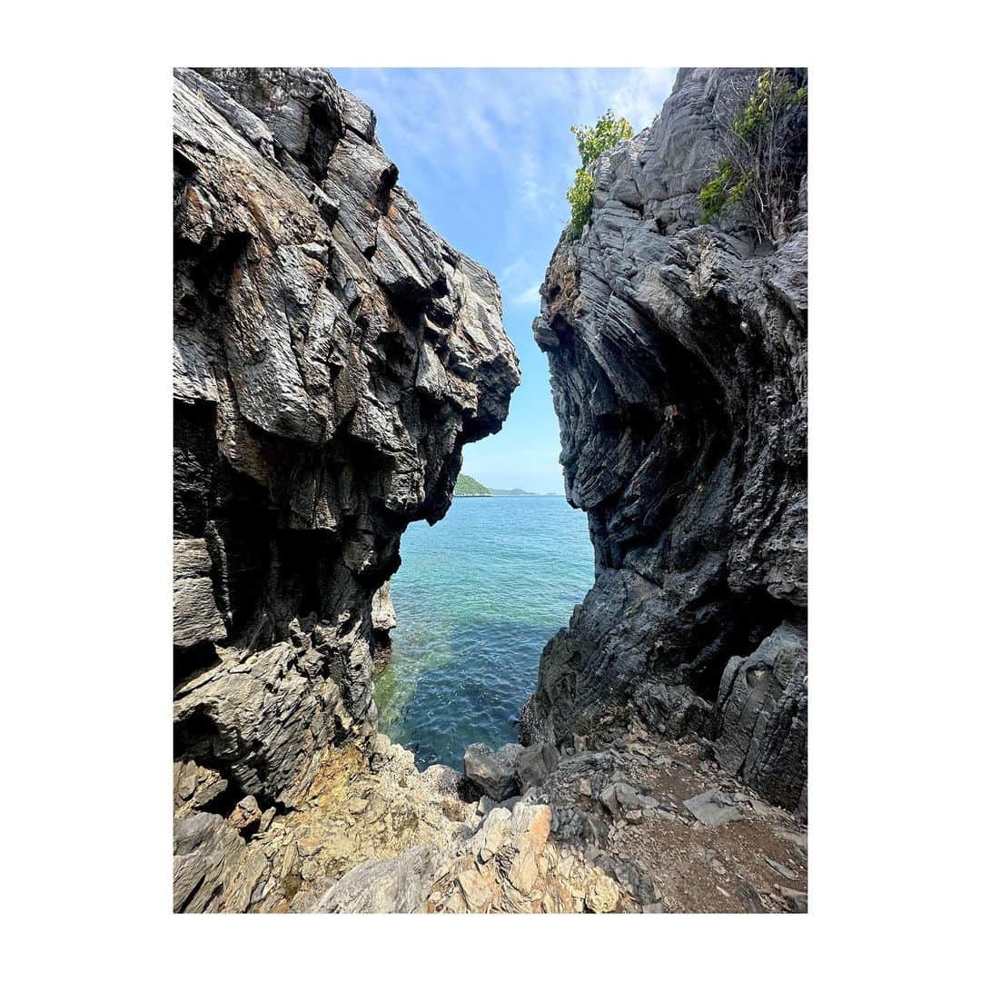 香音有希さんのインスタグラム写真 - (香音有希Instagram)「断崖絶壁を降りて岩場へ ここは人気の写真スポットみたい😚 シーチャンは海が本当に美しくてのんびりとした空気が流れてて私はどこか宮古島を思い出しました🏝️  バンコクからシラチャへバスで約2時間🚌シラチャからフェリーで40分くらい⛴️  オススメのバンコク近辺の島です🥰 動画も山盛りあるから纏めて編集したいな🙌  Ko Sichang シーチャン島の思い出🏝️ . . #タイ留学 #thailand  #kosichang  #sichangisland  #weekend #1泊旅行　 #崖 #美しい海 #withfriend」6月26日 22時11分 - kaonyuki_yukako
