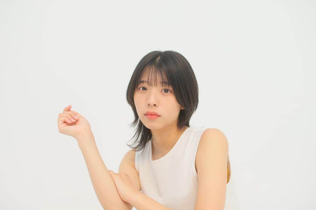 真田真帆のインスタグラム：「ご報告✨  この度アイオケに新メンバーとして加入することになりました！ 2度目のアイドル人生 アイオケファンの皆様 これまで私のことを見ててくれた方々 受け入れ応援して頂けると嬉しいです！ その分しっかりパフォーマンスでお返しします！楽しみにしててください✨  と、ここからはちょっと深く 今思ってることを素直に書きますね 嫌な言い方になってたらごめんなさい🙏  正直 加入するかどうかすごく悩みました。 これから自分がどんな道を進みたいのか 私の進みたい道に逸れていくんじゃないかとか ぶっちゃけると この年齢からの新たな加入で 周りにどう思われるかなとか 受け入れてもらえるかなとか  一度考え込むと先々まで考えが巡ってしまうタイプなので、本当に沢山考えました。  考えた結果 (言い方めちゃくちゃ角立つのわかっててでもあえて正直に書くね笑)  新しい挑戦をすることに億劫になってたらそれこそおばさんじゃん！！  と思って笑 本当口悪くてごめんwww  でもさ 自分がときめいたなら 今やらないとダメじゃない？  これまでも本能的にやりたいことやったり 逆にすぐ辞めたり わがままにやってきたのに 今更何をぐたぐた考えているんだって 思い直して  逆に私と歳の近い人や これからの人 もっと先輩の方に こんなのも頑張ってるよって 希望になれるような活動を 今の私だからこそできるんじゃないかって  勿論不安がないわけではないけど  やると決めたからには 希望を持って前向きに 全力で頑張って、楽しんで いい活動をしていけたらと思ってます！  それにね、歳を重ねるごとに どんどん自分のことを認めて 誰よりも自分のことを好きでいられるように なってるんだ だから、誰に何を思われても言われても 多分全然大丈夫！笑  私らしく、わがままに やってみようと思います！  これからの私を見ててくれると嬉しいです！ あと、ライブに来てくれたらもっと嬉しい笑  こんな私ですが 皆様、これから宜しくお願い致します!!!!  真田真帆  #アイオケ  #まほちゃんかわいい ↑これどんどん使ってねwww」