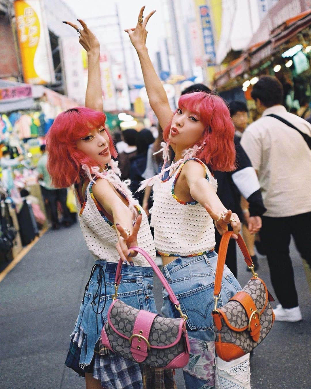AMIのインスタグラム：「Coachの シグネチャーパターンと オーバーサイズのバックルが可愛いソーホーバック🫶 工場で出た革の切れ端や副産物を利用しているところも魅力的💫 POPでコーディネートのポイントになってくれるこれからのヘビロテBAG🔥  @coach  @coach_japan   #CoachNY #CoachJapan #コーチバッグ」