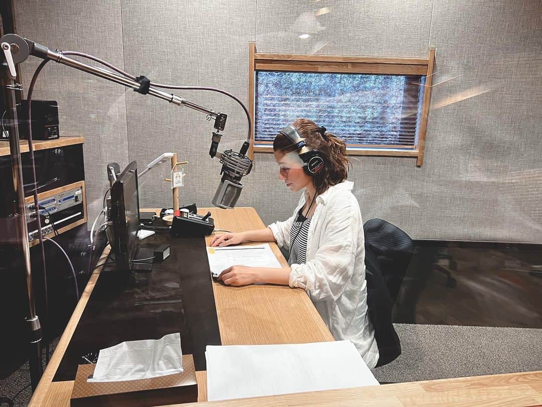 のインスタグラム：「🎙️🗣️  先日のナレーション録りの様子。  そういえば小学生の頃、放送委員をしていたな。 当時は話すお仕事がしたいなんて思ったことなかったけど、マイクに向かって話すのは好きだったな。  と、ふと思い出した🤭  はじめて#自分の声聞いた時 あまりに違くて気持ち悪かった… そんな経験ない？ #ナレーション #放送委員 #リポーター」