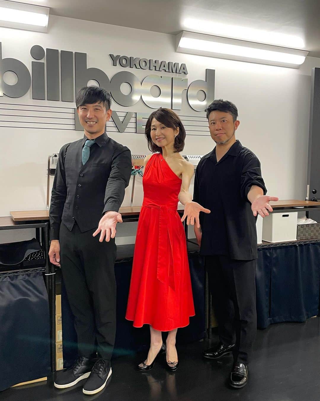 辛島美登里さんのインスタグラム写真 - (辛島美登里Instagram)「ビルボードライブ横浜、みなさまご来場ありがとうございました‼️ お酒味わいつつ、ゆったり、時に熱く盛り上がる会場、 一部も二部も色々トライして、スリリングでむちゃくちゃ楽しかったです🎶 #鳥越啓介 さんの危なげなトリッキーウッドベース🎻と #森丘ヒロキ さんの繊細かつ小気味いいピアノ🎹 デビュー34周年目ということで、デビュー曲など、原点にも触れつつのメニューでした。 ファンや初めてのお客様、 同郷の高校の友人たちも何も言わずに来てくれていたそうで、そういう感じも、しみじみ幸せでした😌 34周年、一緒にもう一周してくださいね。　　 辛島美登里 #ビルボードライブ横浜」6月26日 22時16分 - midorikarashima