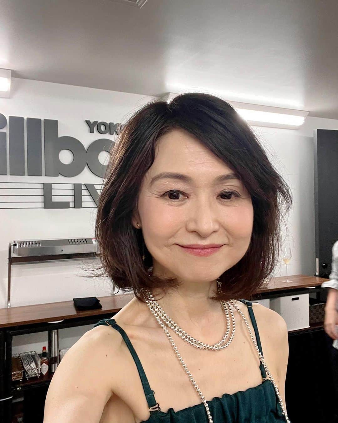 辛島美登里さんのインスタグラム写真 - (辛島美登里Instagram)「ビルボードライブ横浜、みなさまご来場ありがとうございました‼️ お酒味わいつつ、ゆったり、時に熱く盛り上がる会場、 一部も二部も色々トライして、スリリングでむちゃくちゃ楽しかったです🎶 #鳥越啓介 さんの危なげなトリッキーウッドベース🎻と #森丘ヒロキ さんの繊細かつ小気味いいピアノ🎹 デビュー34周年目ということで、デビュー曲など、原点にも触れつつのメニューでした。 ファンや初めてのお客様、 同郷の高校の友人たちも何も言わずに来てくれていたそうで、そういう感じも、しみじみ幸せでした😌 34周年、一緒にもう一周してくださいね。　　 辛島美登里 #ビルボードライブ横浜」6月26日 22時16分 - midorikarashima