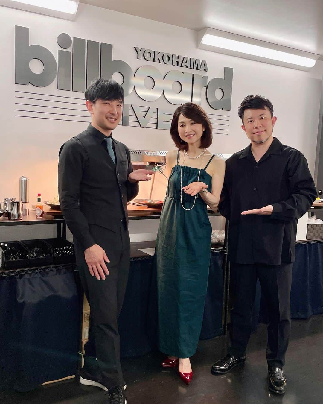 辛島美登里さんのインスタグラム写真 - (辛島美登里Instagram)「ビルボードライブ横浜、みなさまご来場ありがとうございました‼️ お酒味わいつつ、ゆったり、時に熱く盛り上がる会場、 一部も二部も色々トライして、スリリングでむちゃくちゃ楽しかったです🎶 #鳥越啓介 さんの危なげなトリッキーウッドベース🎻と #森丘ヒロキ さんの繊細かつ小気味いいピアノ🎹 デビュー34周年目ということで、デビュー曲など、原点にも触れつつのメニューでした。 ファンや初めてのお客様、 同郷の高校の友人たちも何も言わずに来てくれていたそうで、そういう感じも、しみじみ幸せでした😌 34周年、一緒にもう一周してくださいね。　　 辛島美登里 #ビルボードライブ横浜」6月26日 22時16分 - midorikarashima