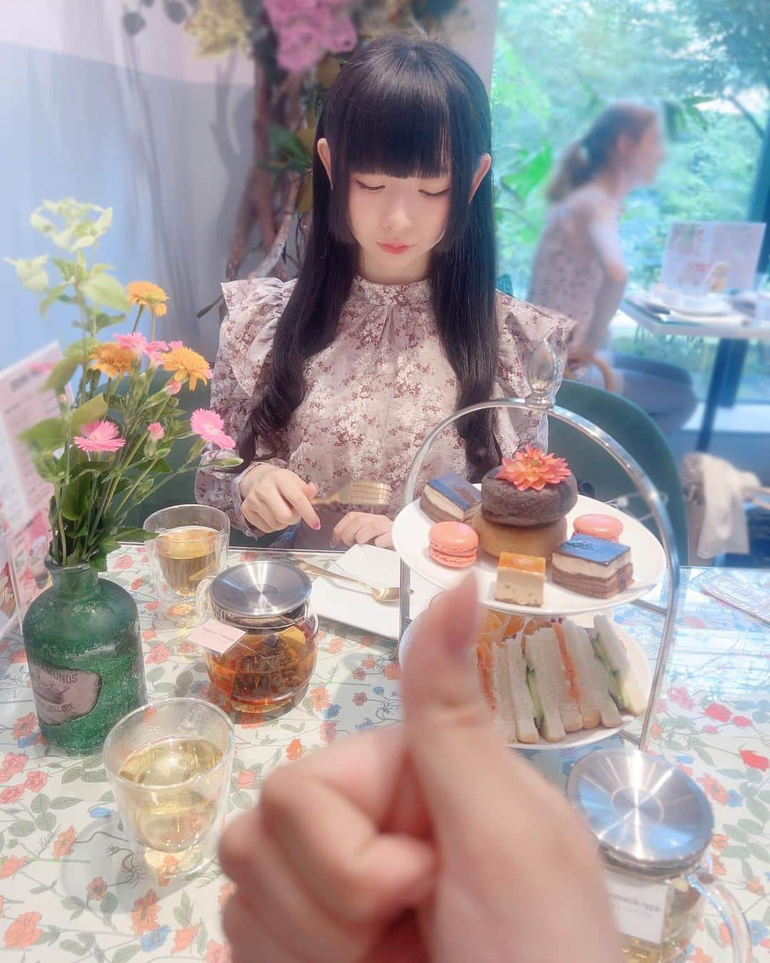 高咲陽菜さんのインスタグラム写真 - (高咲陽菜Instagram)「あまりにお花につつまれすぎているよ…՞･֊･՞*.+ﾟ  おねえちゃんのグッドつき  #おしゃカフェ  #アフタヌーンティーセット  #ヌン活  #東京カフェ  #立川カフェ #flowersbakeandicecream  #花柄ワンピ」6月26日 22時18分 - takasaki__hina