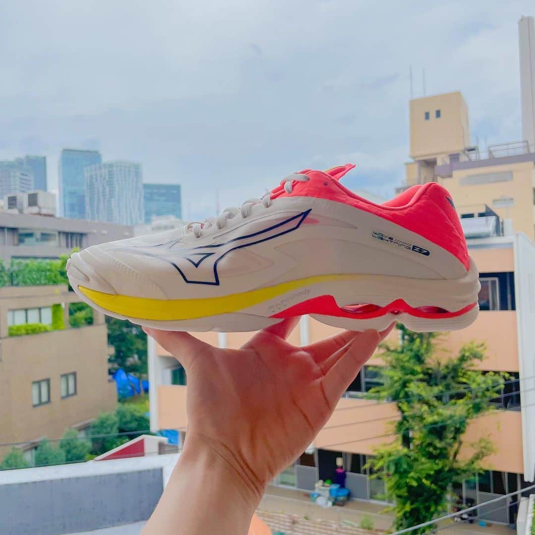 のインスタグラム：「melis melis Japanの島崎(しまさき)です！  本日は日本でも販売されているミズノのウェーブライトニングシリーズの海外限定カラーを紹介します！  ミズノ ウエーブ ライトニング Z7 ホワイト オレンジ 2023 https://neckar.jp/fs/melis/MV1GA2300-03  #melisofficial #mehrlicht #海外限定 #日本未入荷 #melis #melisjapan #ハンドボール #handball #ハンドボールシューズ #handballshoes #squash #スカッシュ #volleyball #バレーボール  #バレーボールシューズ #mizuno #ミズノ」