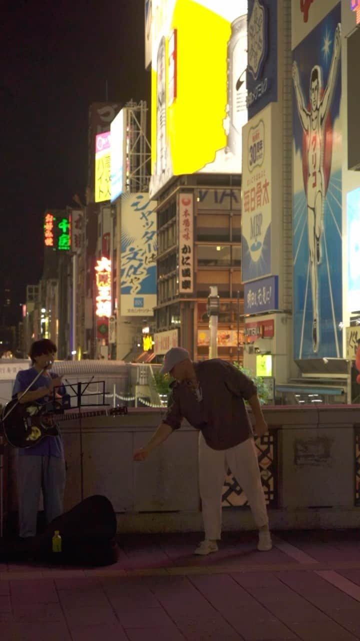 ジェイソン・ポールのインスタグラム：「When I returned to shoot the night version of this video I was a bit bummed that the iconic running man street sign wasn’t lit, but then I realised the street musician who happened to be in just the right spot 😁 you win some you loose some.」