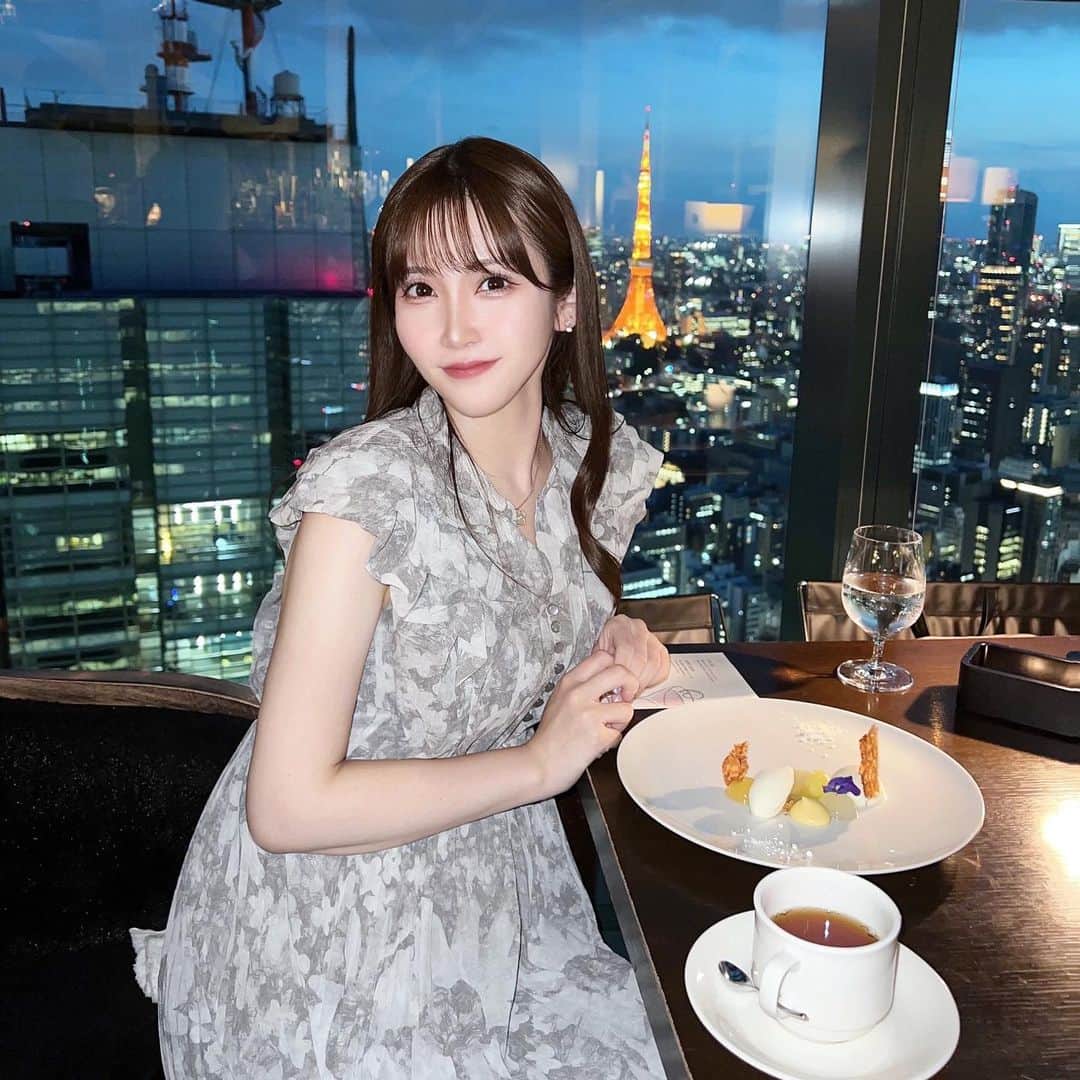 五十嵐茉優のインスタグラム：「新橋にある @barlounge_majestic 🥂 ㅤ 東京タワーを一望できる窓際の席で 最高のディナーを頂きました🍽 ㅤ ㅤ 私は女の子の友達と行ったんですが 周りはカップルだらけだった...♡ 記念日ディナーにぴったりの 素敵なお店でした😌✨ ㅤ ㅤ  #barloungemajestic #PR #新橋ディナー #東京タワー #記念日ディナー」
