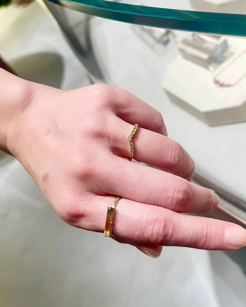 佐藤純さんのインスタグラム写真 - (佐藤純Instagram)「カラーストーン・ジュエリー「BIZOUX」💍  ”カラーチェンジ"する宝石を集めた特別展✨  GINZA SIXに行ってきました❤  @bizoux_jewelry @ginzasix_official  光や熱によって「色が変わる」不思議な性質を持つカラーチェンジ”ジュエリー✨  ダイヤモンドよりも希少な石を使った作品や博物館クラスの石の展示は見ているだけでワクワクしちゃう😍  前回オーダーしていたピンク×グリーンのバイカラートルマリンのリングが出来上がっていました。  二つの反対色の色味が混ざり合い一つの宝石になった、まさに地球の神秘✨  そして今回オーダーしたのはV字のシルエットで淡いグリーンが美しいペリドットという石を使ったリング💍  ペリドットは怒りや悲しみなどのマイナスの感情を取り除き、平穏で前向きな気持ちになれるパワーを持つ石なんですって‼️（ちなみに8月の誕生石らしいです）  カラーで選ぶのもいいけど、石の持つ意味で選ぶのもいいですよね〜‼️  ＜イベント概要＞ 特別展「A World of Color Changers 色が変わる宝石の幻想的な世界」  会場／開催期間／時間  〈ビズーGINZA SIX店〉 　6月24日(土)〜7月23日(日)  10:30～20:30  〈ビズー京都店〉　7月28日(金)〜7月30日(日) 11:00～20:00  #BIZOUX  #ビズー #カラーチェンジ #アレキサンドライト #カラーストーン #ギンザシックス  #ginzasix  #colorstone  #ジュエリー  #jewelry  #リング  #ring  #誕生石  #バイカラートルマリン  #トルマリン  #ペリドット  #ママ #ママモデル #モデル #mama #mamamodel #model」6月26日 22時24分 - junsatoidea