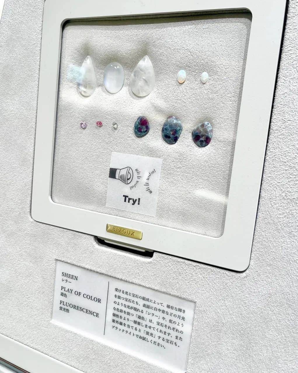 佐藤純さんのインスタグラム写真 - (佐藤純Instagram)「カラーストーン・ジュエリー「BIZOUX」💍  ”カラーチェンジ"する宝石を集めた特別展✨  GINZA SIXに行ってきました❤  @bizoux_jewelry @ginzasix_official  光や熱によって「色が変わる」不思議な性質を持つカラーチェンジ”ジュエリー✨  ダイヤモンドよりも希少な石を使った作品や博物館クラスの石の展示は見ているだけでワクワクしちゃう😍  前回オーダーしていたピンク×グリーンのバイカラートルマリンのリングが出来上がっていました。  二つの反対色の色味が混ざり合い一つの宝石になった、まさに地球の神秘✨  そして今回オーダーしたのはV字のシルエットで淡いグリーンが美しいペリドットという石を使ったリング💍  ペリドットは怒りや悲しみなどのマイナスの感情を取り除き、平穏で前向きな気持ちになれるパワーを持つ石なんですって‼️（ちなみに8月の誕生石らしいです）  カラーで選ぶのもいいけど、石の持つ意味で選ぶのもいいですよね〜‼️  ＜イベント概要＞ 特別展「A World of Color Changers 色が変わる宝石の幻想的な世界」  会場／開催期間／時間  〈ビズーGINZA SIX店〉 　6月24日(土)〜7月23日(日)  10:30～20:30  〈ビズー京都店〉　7月28日(金)〜7月30日(日) 11:00～20:00  #BIZOUX  #ビズー #カラーチェンジ #アレキサンドライト #カラーストーン #ギンザシックス  #ginzasix  #colorstone  #ジュエリー  #jewelry  #リング  #ring  #誕生石  #バイカラートルマリン  #トルマリン  #ペリドット  #ママ #ママモデル #モデル #mama #mamamodel #model」6月26日 22時24分 - junsatoidea