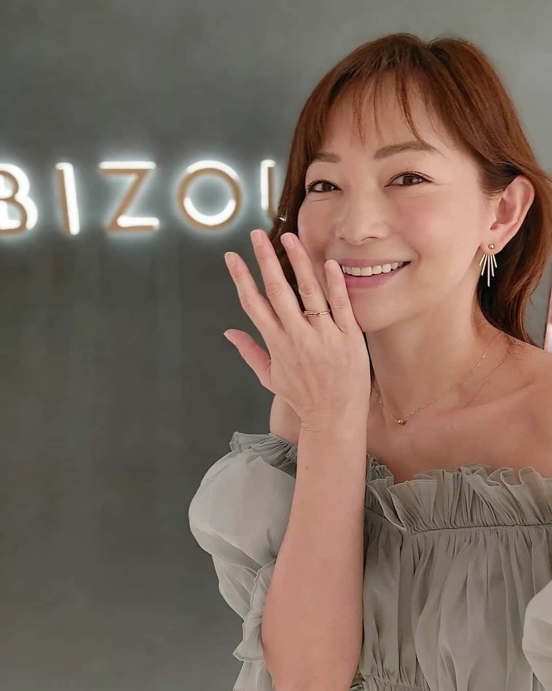 佐藤純さんのインスタグラム写真 - (佐藤純Instagram)「カラーストーン・ジュエリー「BIZOUX」💍  ”カラーチェンジ"する宝石を集めた特別展✨  GINZA SIXに行ってきました❤  @bizoux_jewelry @ginzasix_official  光や熱によって「色が変わる」不思議な性質を持つカラーチェンジ”ジュエリー✨  ダイヤモンドよりも希少な石を使った作品や博物館クラスの石の展示は見ているだけでワクワクしちゃう😍  前回オーダーしていたピンク×グリーンのバイカラートルマリンのリングが出来上がっていました。  二つの反対色の色味が混ざり合い一つの宝石になった、まさに地球の神秘✨  そして今回オーダーしたのはV字のシルエットで淡いグリーンが美しいペリドットという石を使ったリング💍  ペリドットは怒りや悲しみなどのマイナスの感情を取り除き、平穏で前向きな気持ちになれるパワーを持つ石なんですって‼️（ちなみに8月の誕生石らしいです）  カラーで選ぶのもいいけど、石の持つ意味で選ぶのもいいですよね〜‼️  ＜イベント概要＞ 特別展「A World of Color Changers 色が変わる宝石の幻想的な世界」  会場／開催期間／時間  〈ビズーGINZA SIX店〉 　6月24日(土)〜7月23日(日)  10:30～20:30  〈ビズー京都店〉　7月28日(金)〜7月30日(日) 11:00～20:00  #BIZOUX  #ビズー #カラーチェンジ #アレキサンドライト #カラーストーン #ギンザシックス  #ginzasix  #colorstone  #ジュエリー  #jewelry  #リング  #ring  #誕生石  #バイカラートルマリン  #トルマリン  #ペリドット  #ママ #ママモデル #モデル #mama #mamamodel #model」6月26日 22時24分 - junsatoidea