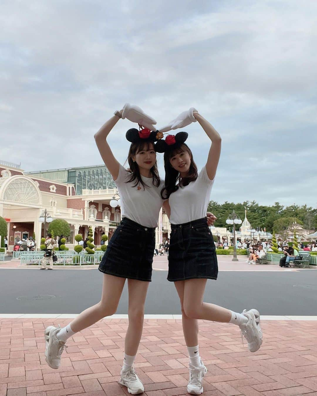 SHIHORINのインスタグラム：「ꕀ𖤐˒˒  𝐌𝐢𝐜𝐤𝐞𝐲 𝐋𝐨𝐯𝐞🐭🫶🏻♥️ #きょんりん 👭  #ミトミ 4ループして ミッキーから幸せチャージしてもらった🥹🤍 hug解禁してお初だったの~( ;ᯅ; )泣けた🥲♡ ガーランドにサイン書いてもらったのも思い出🏳⸝⸝⸝  #shihorin__disney #disney #disneyland #tokyodisneyland #tokyodisneyresort #tdl #tdr #disneycode #dholic #東京ディズニーランド #東京ディズニーリゾート #ユニクロコーデ #ナイキスニーカー #おそろいディズニー#ディズニーコーデ#ディズニーカチューシャ#ミニーカチューシャ#40周年ディズニー#ドリームゴーラウンド #キャラグリ #ミッキーマウス #ミッキー大好き」