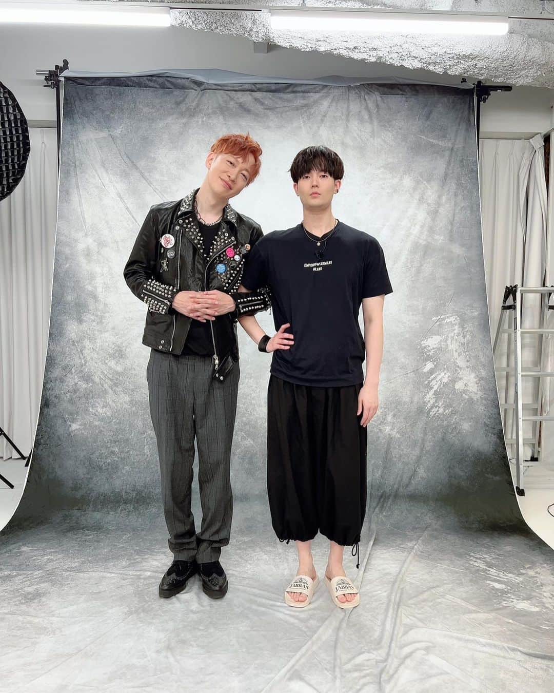 DJ U-ICHIさんのインスタグラム写真 - (DJ U-ICHIInstagram)「#komastagram  駒田航くんの番組コマスタグラムへ 出演させていただきました📸 航くんのカメラマンとしての素晴らしい本気の撮影。 前半は、白シャツがテーマ 後半は、ロック風がテーマ めちゃくちゃ楽しかったです。 スタイリングもヘアメイクも素敵な方々のおかげで新しい作品が沢山生まれたと思ってます。 また、完成を楽しみにしてます。  航くん本当にありがとう！ 2019年の出会いの時から懐かしい写真も入れてみました📸  #駒田航 #コマスタグラム #djuichi   スタイリング @kamiidaisuke  ヘアメイク @chihiro_dot_u」6月26日 22時28分 - djuichi_official