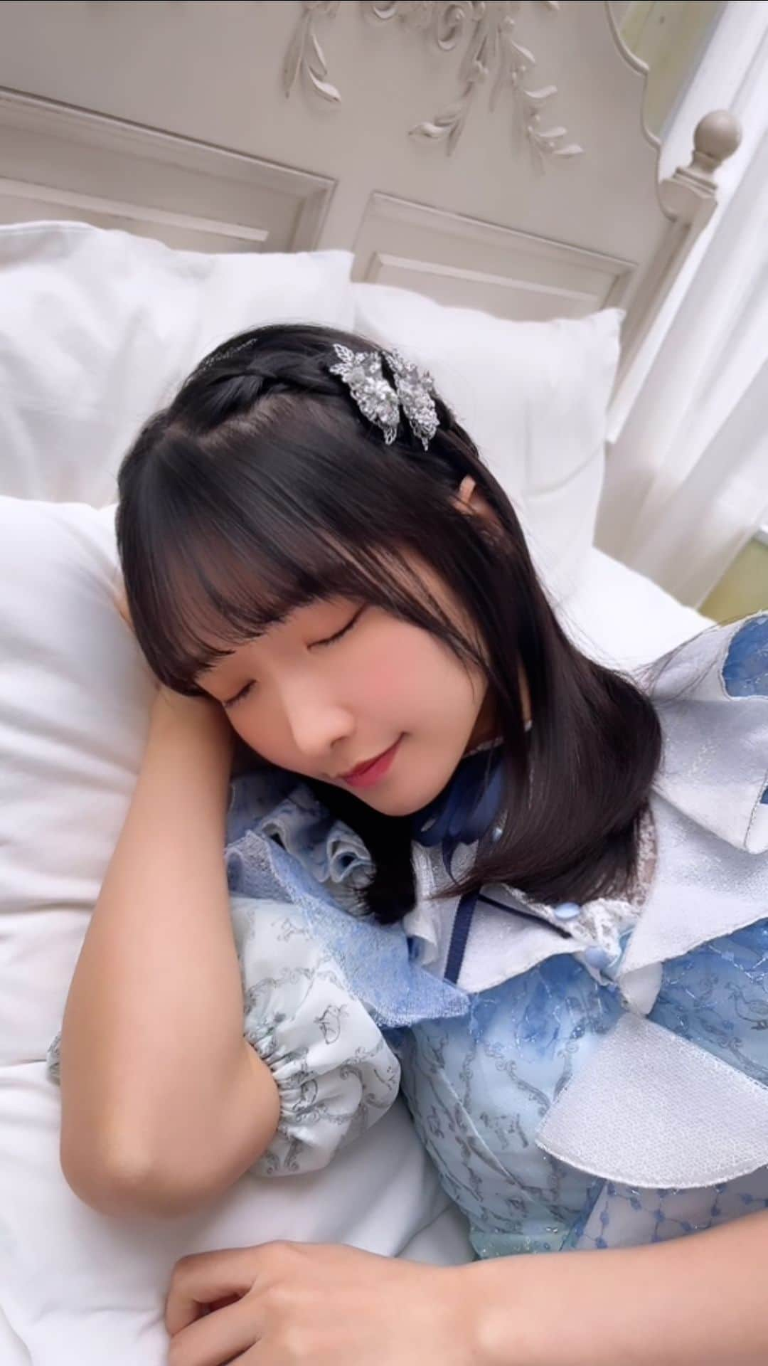 高雄さやかのインスタグラム：「隣で眠っちゃうたかお(?)💬」