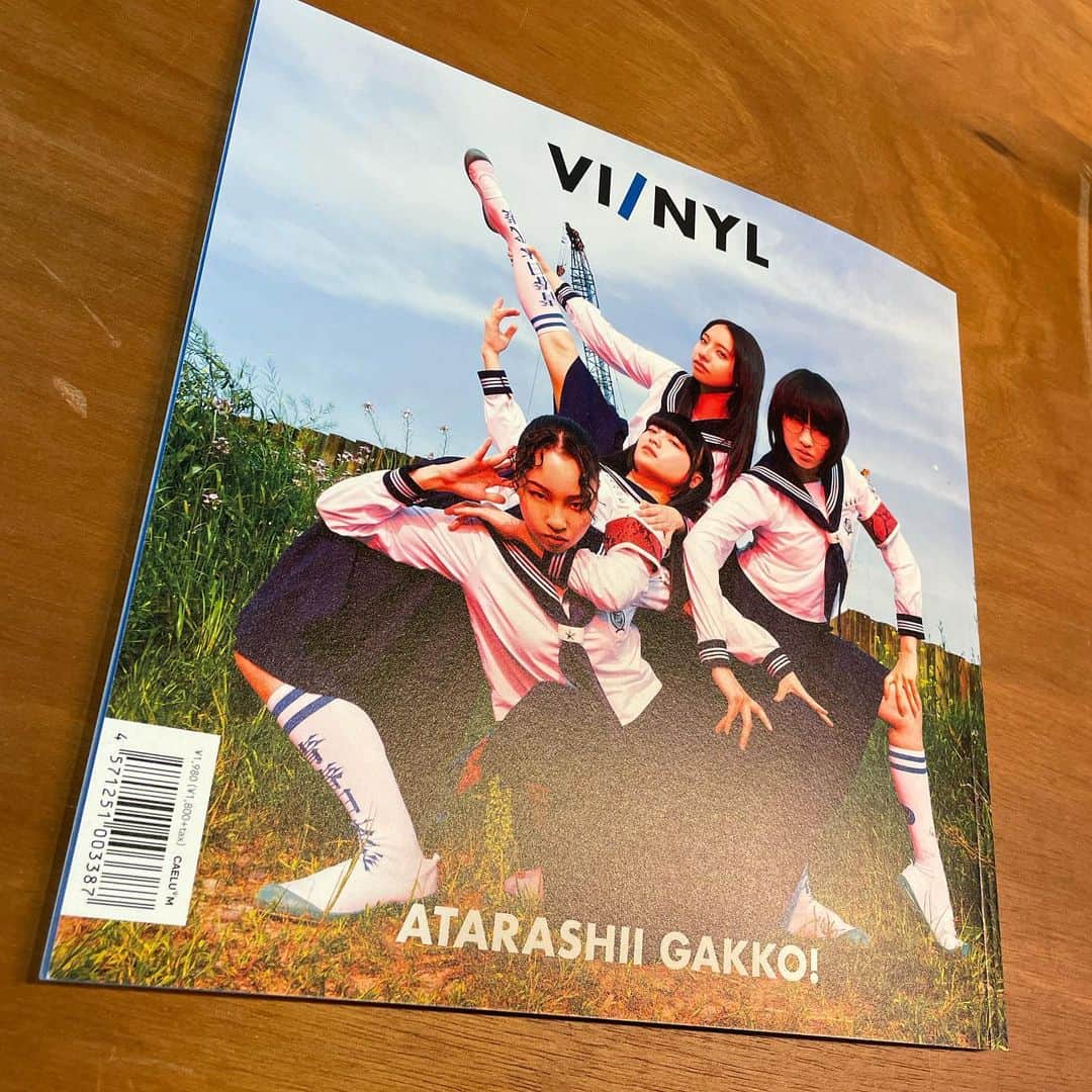 MIZYUさんのインスタグラム写真 - (MIZYUInstagram)「VI/NYL @viandnyl #012 裏表紙担当 新しい学校のリーダーズ結成からの八年間を振り返る濃厚話&撮り下ろし写真が掲載、正方形雑誌、上質紙、 素敵に載せていただいて光栄です  写真はいつかご一緒したいと 一方的に思っていた、ISOBE AKIKO様　@akikoisobe  素敵写真満載🍃🪷💫  必読かもョ」6月26日 22時36分 - mizyu_leaders