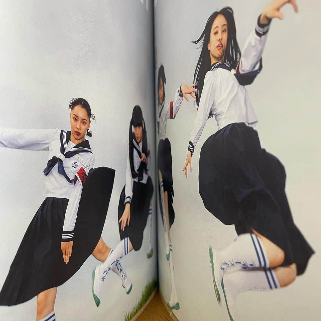MIZYUさんのインスタグラム写真 - (MIZYUInstagram)「VI/NYL @viandnyl #012 裏表紙担当 新しい学校のリーダーズ結成からの八年間を振り返る濃厚話&撮り下ろし写真が掲載、正方形雑誌、上質紙、 素敵に載せていただいて光栄です  写真はいつかご一緒したいと 一方的に思っていた、ISOBE AKIKO様　@akikoisobe  素敵写真満載🍃🪷💫  必読かもョ」6月26日 22時36分 - mizyu_leaders