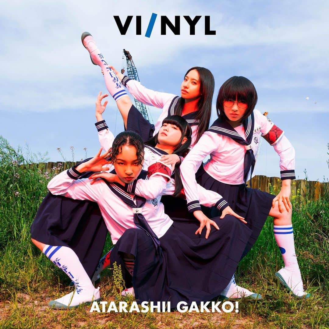 のインスタグラム：「VI/NYL @viandnyl #012 裏表紙担当 新しい学校のリーダーズ結成からの八年間を振り返る濃厚話&撮り下ろし写真が掲載、正方形雑誌、上質紙、 素敵に載せていただいて光栄です  写真はいつかご一緒したいと 一方的に思っていた、ISOBE AKIKO様　@akikoisobe  素敵写真満載🍃🪷💫  必読かもョ」