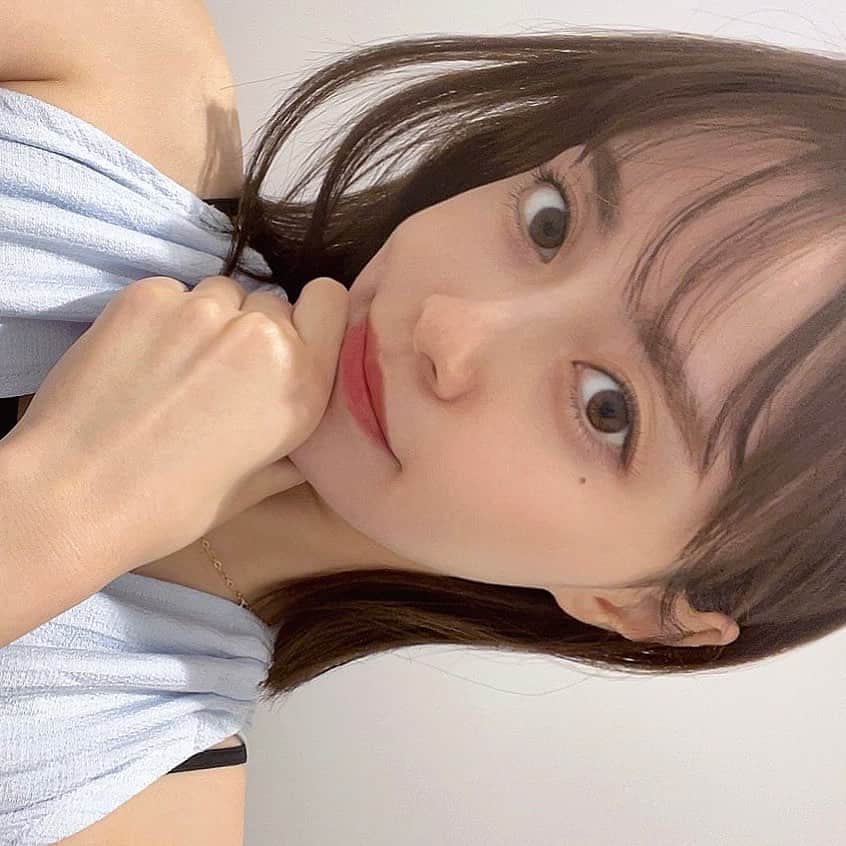 Nayuhaのインスタグラム：「最近できた目の下のホクロとお気に入りのBlueワンピース🩵🐬  #ミディアムヘア #ミディアムボブ#ほくろ #グレージュカラー #まろやかベージュ#東京美容 #東京美容室 #東京サロンモデル#サロンモデル東京」