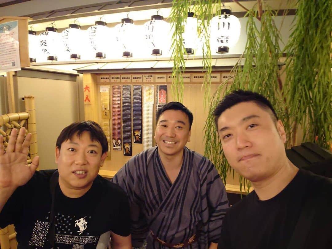 のインスタグラム：「今日は、 昼夜で 劇団美山さんへ！ 総座長の日！！ 昼夜共に合間、口上に呼んで頂き 大盛り上がり🎶 楽しかった。 昼は、森乃石松、月亭遊真 夜は、月亭希遊、月亭羽織 お三味線のお姉様と 親父八方も。 夜の写真撮るの忘れた💦 落語家大集合やったな^_^ 演目は死神‼️ 大いに笑い 舞踊も鳥肌もんでした！ 明日、明後日で ラスト！ まだの方は是非！！！」