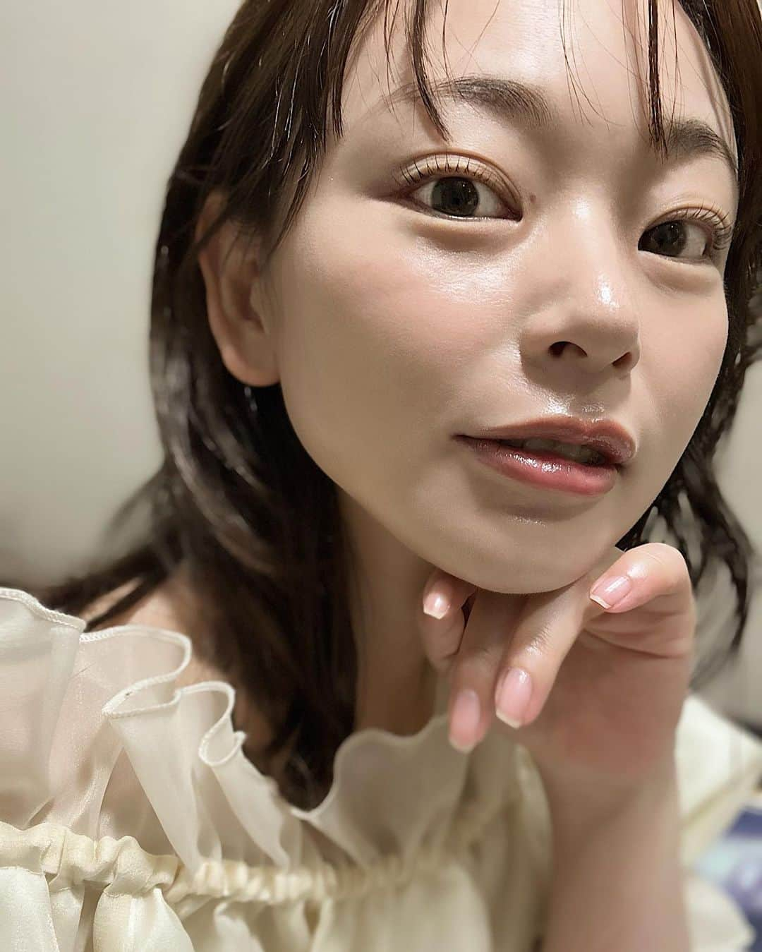 Yuuki mimuraさんのインスタグラム写真 - (Yuuki mimuraInstagram)「🦔🌱  . 今日は美容DAY🤍“ 美しい、 @maruyumi さまのプロデュースする  @laube_eyelash へまつ毛パーマを かけに行ってきました🪽🪽  わたしはまつエク苦手なので 普段は普通に、 ビューラー☞下地☞ホットビューラー☞マスカラ という 工程で目元のメイクをしてたんだけど ビューラーしなくていいから時短になりそうだ🕰️“  @kurumi__eyelash さんに担当してもらったんだけど 説明も丁寧でわかりやすくてどういう目元になりたいか しっかりとカウンセリングしてくれて  目の形にあうようにお願いしてかけていただきました💫  まつ毛パーマ自体そんなにたくさんかけたことがないので、比較しにくいのですが とりあえず今までかけた中で 1番自分好みの仕上がりに…🫶🏽🫶🏽 長さは変わってないはずなのに しっかり根元からあげてくれているのですごく長く見える！ カールは強くないようにお願いしてるからかな？  これならまたかけたい〜👀💫  あとくるみさんのアイメイクが 可愛すぎて終わった後にDMで何使ってたか 教えてもらっちゃった✉️🤤🤍  嬉しい🫶🏽🫶🏽🫶🏽🚩  池袋駅からすぐだったのでアクセスもよかったし サロンも全部個室でとっても綺麗でした✨  清潔感があって お部屋の中はグレーで落ち着いた感じで  リラックスしながら施術してもらえたよ〜🧚🏽‍♀️🧚🏼🧚🏾‍♂️  ありがとうございました🎠  #アイブロウ#まつ毛#まつ毛パーマ  #パリジェンヌラッシュリフト #ラッシュリフト #アイメイク#池袋#池袋サロン #美容#美容DAY#美容好き #美容すきな人と繋がりたい」6月26日 22時47分 - u0829u