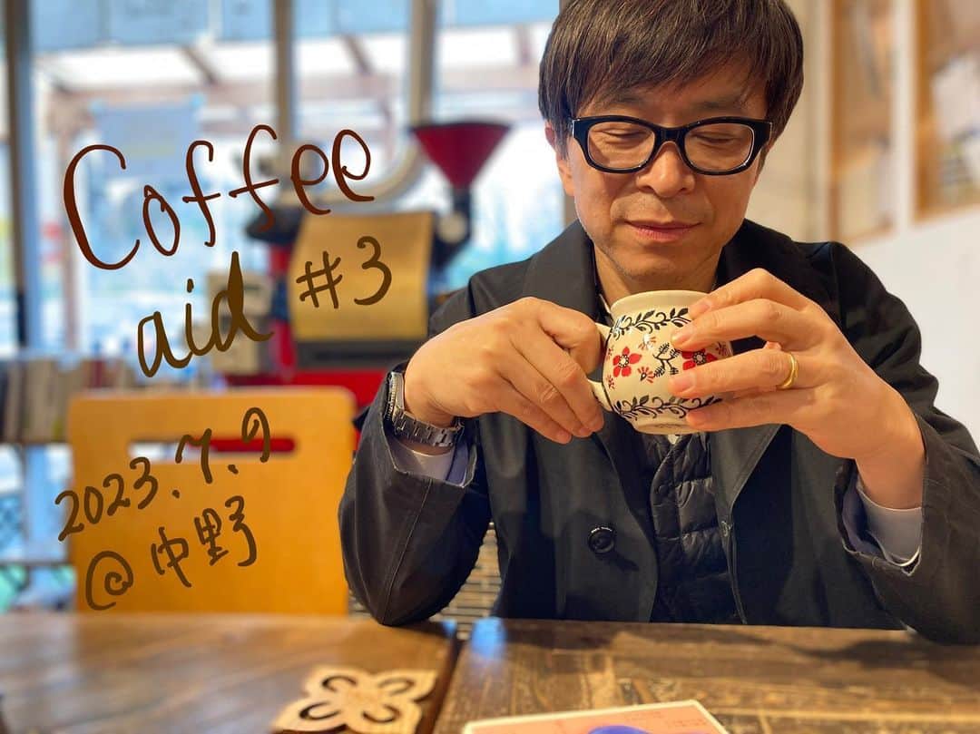 武田真一のインスタグラム：「「コーヒー・エイド」というイベントのMCをやります！ ７月９日（日）中野セントラルパークサウスB1です。  https://coffeeaid2021.jp/whats_coffee_aid/  東京じゅうの腕自慢のバリスタたちが集まって、それぞれのブースで珠玉の一杯をふるまったり、エアロプレスのチャンピオンを決めたりします。 収益は犯罪や労災の被害者支援に充てられます。 10時から17時まで。 入場は無料です。 ぜひ！！お越しください！！！」