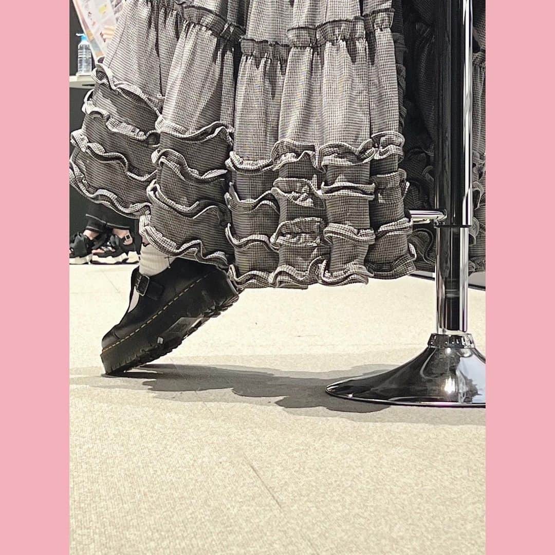 進藤あまねさんのインスタグラム写真 - (進藤あまねInstagram)「🖤🎀  この間の衣装✨  #heihei さんコーデに #drmartens さんのお靴🥾  皆さんから沢山【かわいい・だいすき】貰えて嬉しい(*´˘`*)♡   #ねすぐらむ」6月26日 22時46分 - amane_shindo_official
