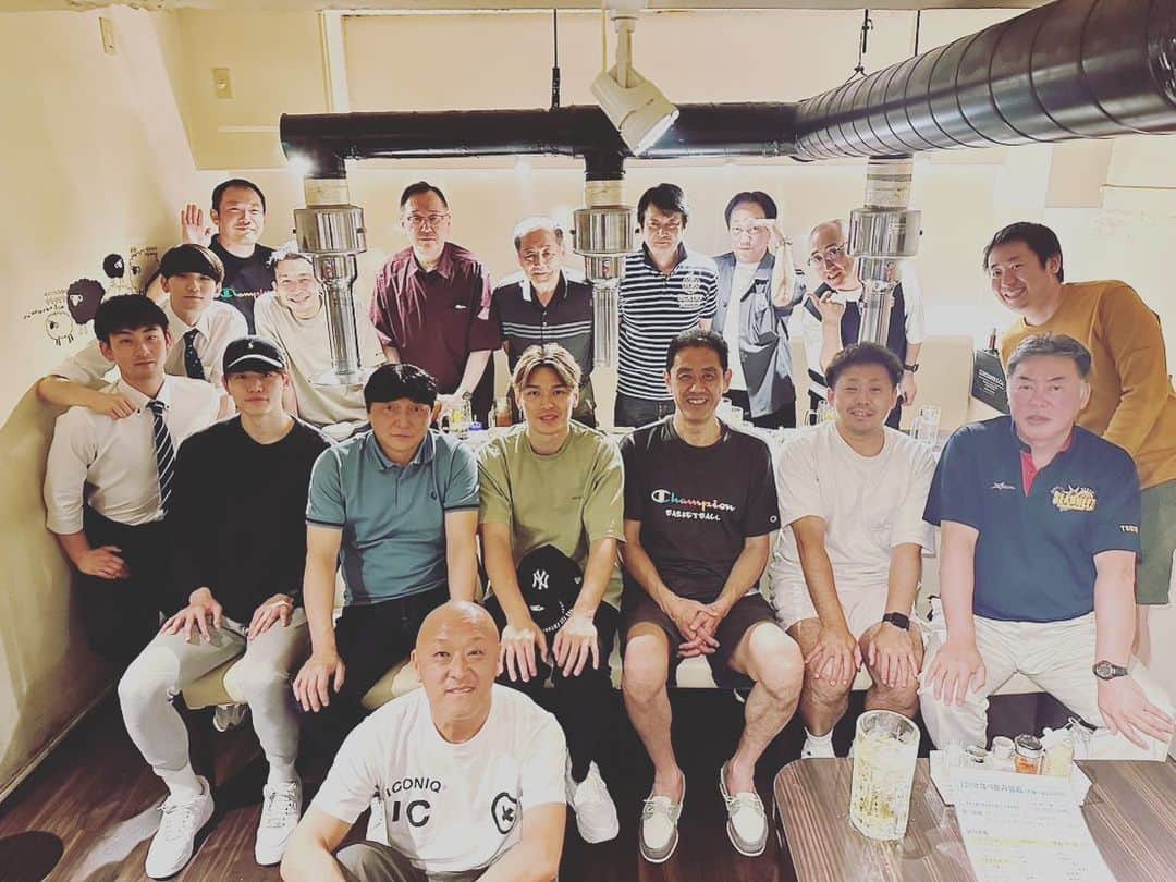 大塚裕土のインスタグラム：「どの世代にも共通している関係があり引き継がれる伝統の良いところを感じることができて、とても刺激になりました‼︎ 東海大四高校で良かったと改めて思いました👏 色々大変だったけど笑 また来年も参加します！  ちなみに懇親会では、"63ジンギスカン"さんで食事させてもらいました！OBの方がやられています！ めちゃくちゃ美味しいので是非札幌に行った際は足を運んでください🍖 予約必須です笑  #東海大四 #OB会 #63ジンギスカン」