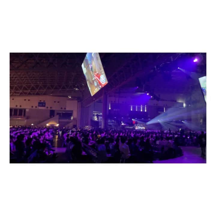 篠原光のインスタグラム：「. Masters Tokyo Grandfinal@幕張メッセ あっという間の2週間が昨日で終わりました。 日本開催の有観客eスポーツイベントでは間違いなく過去最大規模。  緊張の序盤では息を飲み、終盤で炸裂する歓声。 ファンの皆さんの呼吸が重なり、大きくうねるように会場の空気を作っていました。 選手、スタッフ、ファンの皆さんが注いだ愛が一つ形になった瞬間でした。  コミュニティの盛り上がりは120%。 だからこそ、 ずっと好きでいてもらうには。 新しく好きになってもらう  これからがますます楽しみになる1日でした。  #VALORANT」