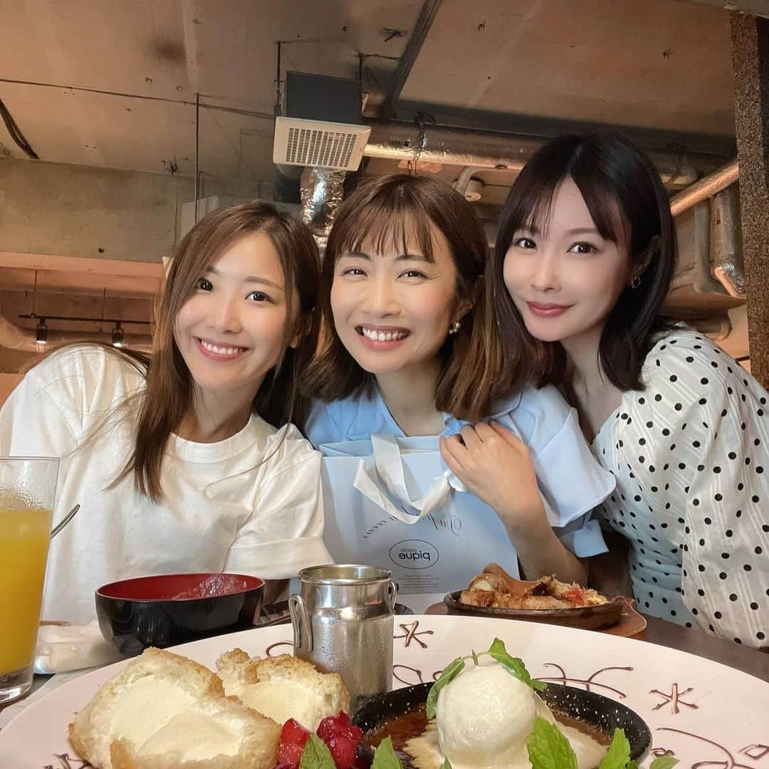 仁藤みさきのインスタグラム：「今年もこのメンバーでまなみんのお誕生日会🎂❤️ 私たちの会話の内容が、肌にハリが欲しいとか、老いが辛いとかそんなのばっかり🤣🤣 おばあちゃんになってもお祝いし合える関係でいたいです🥂」