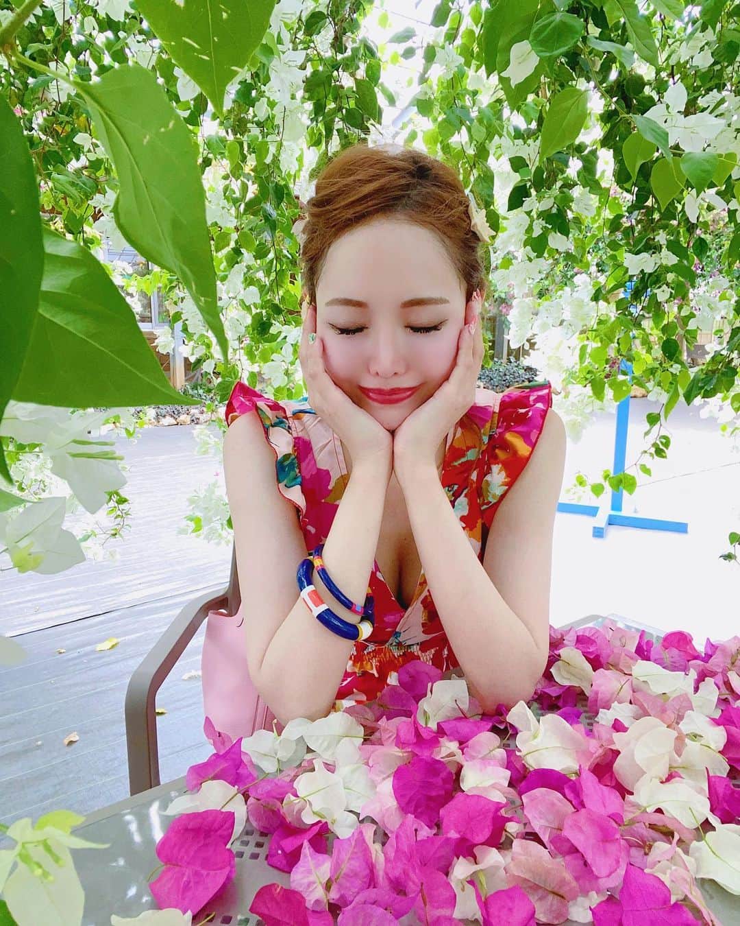 桜ゆみのインスタグラム：「お花がいっぱいのカフェ💞  暑すぎて汗だくで死にそうだったけど😹 お花に囲まれて幸せ🫶💞  . #ユートピアファーム宮古島」