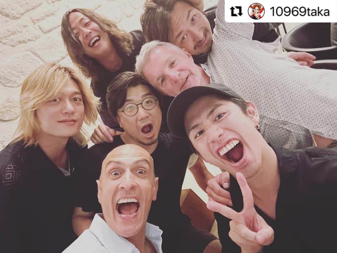 ONE OK ROCK WORLDのインスタグラム：「Repost @10969taka with @use.repost ・・・ We had a such a wonderful night in PARIS 🇫🇷 with @maisonchampagnesalon @depond.didier @ryujiteshima -  #Repost @tomo_10969 with @use.repost ・・・ 2週間の制作合宿が終わりました  素晴らしいチームに囲まれてクリエイティブに没頭する毎日はとても刺激的でした  生み出されたたくさんの曲達の他にも、思い出がいっぱい☺️  みんなありがとう✨ 少し休んでツアー後半戦🔥✌️  ・・・ 2 weeks of composing camp has come to an end.   Being surrounded by an amazing team and being immersed in creativity everyday was very inspiring.  To add on to the amazing songs that we created, I have made amazing memories with everyone ☺️  Thank you everyone ✨ Have a good rest and let's get it for the 2nd half of the tour 🔥✌️  @ka2official612 📸」