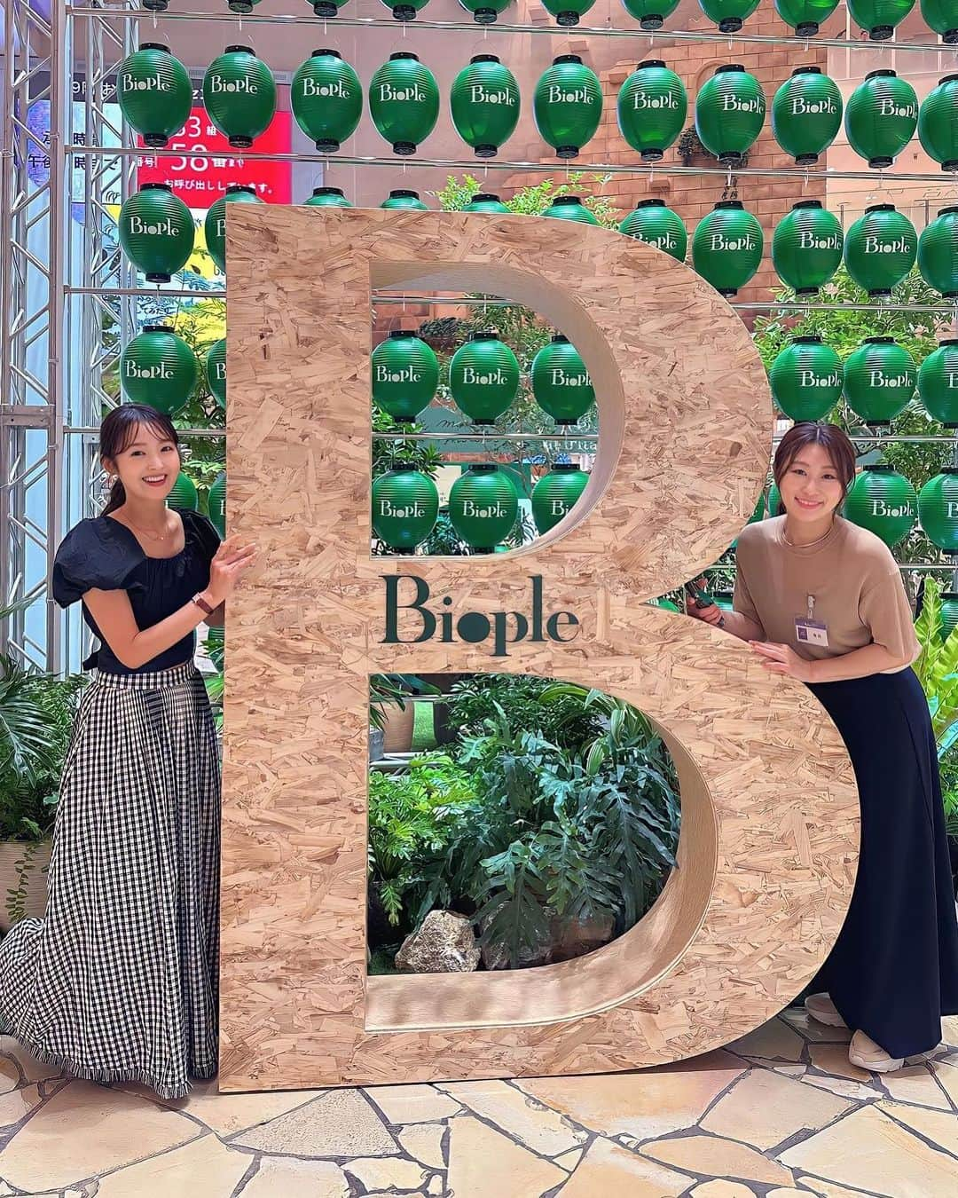 大西暁子のインスタグラム：「2日間Biopleフェスで パーソナルカラー診断をさせていただきました！  今回は絶大なる安心感の メイクアップトレーナー篠田さんと♡  ずっと笑顔が絶えずほんっとうに楽しかったです✨　  メイク法やアドバイスなども勉強させていただきました🥹 　  そしてセレクトしたお得意のカラーコスメで実際にメイクアップしたお客様のお姿が見られて！  さらにキラキラの笑顔に触れられて！幸せでした💓  　 わー楽しかった！ またのご縁を楽しみにしております🥰　 　 ありがとうございました🌿 　 @makeup_tr_shinoda さん　 @biople   #bioplefes #biople #ビープルフェス #阪急うめだ本店 #パーソナルカラー診断」