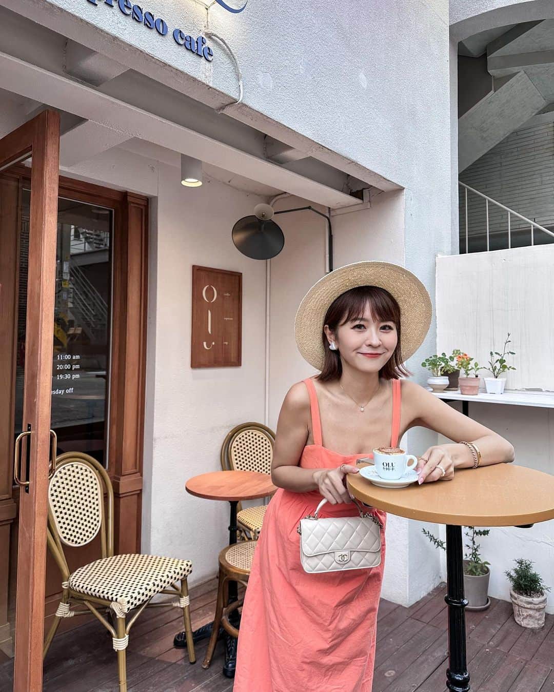 郭圈圈のインスタグラム：「本來只是想來這間Espresso bar拍拍照📷結果直接愛上🤎🤎 跟想像中的Espresso好不一樣🫶🏻 有分口味唷～我點的口味上面加了可可&鮮奶油～整體口感很醇厚～超級搭！ 價格有分bar(站著喝)&座位價 站著喝的一杯只要台幣80左右 大家有來弘大必來！就在我上一篇分享的玉米蛋糕咖啡廳斜對面唷！ 最後一張是我們的晚餐～ #豬腳小姐 蒜蓉口味真的好吃耶😋 - @olu_espresso_  📍서울특별시 마포구 연남동 241-23 - #lea_outfit  @marule.official ✨✨ 這件洋裝的橘&藍都超級美😍 🔍jun20 🔗marumarulea.com」