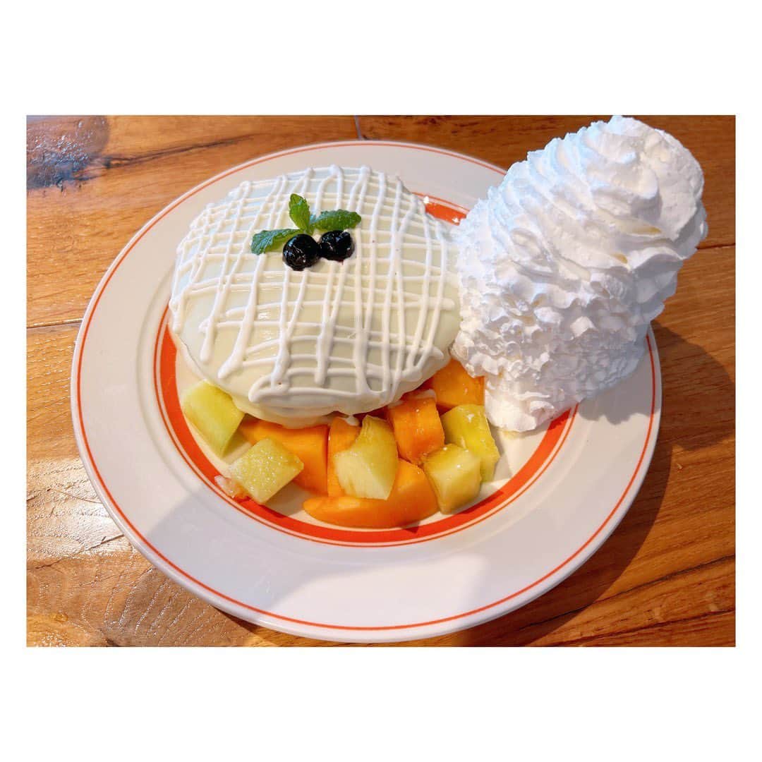 ミクのインスタグラム：「. .  맛있어요🍈  #eggsthings #watermelon #pancakes #crepe  . .」