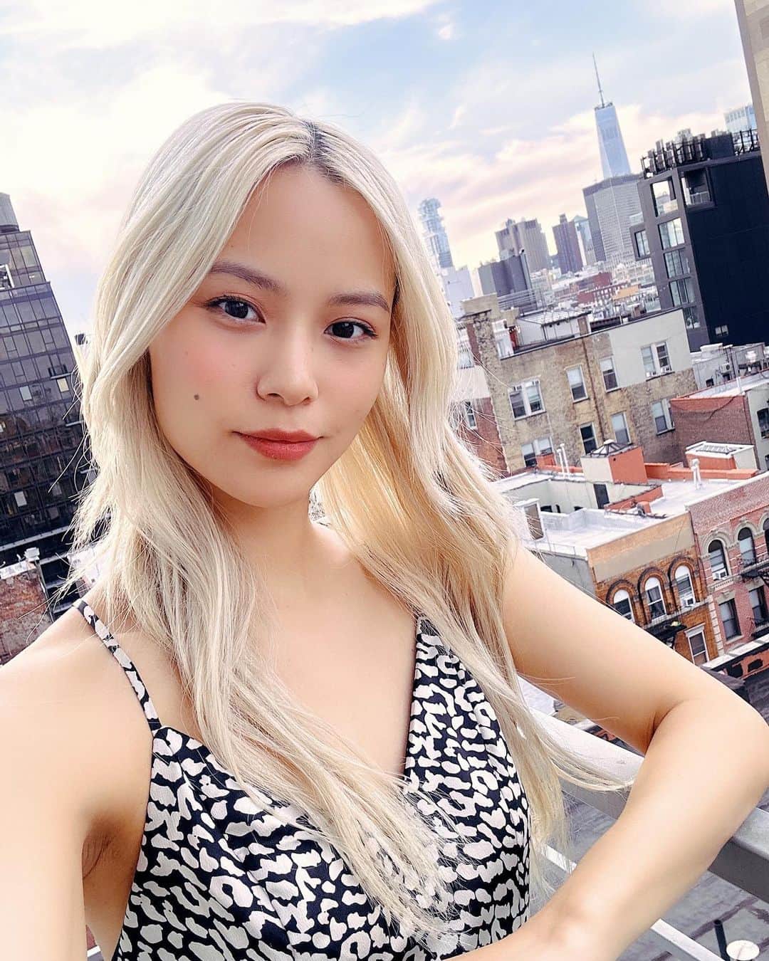 Yukiのインスタグラム：「Lower east side is an interesting place 😗 Had a fun weekend in the city 🏙️   One of my current go-to's: lip and cream blush in "Werk" by @milk #milkmakeup #liveyourlook」