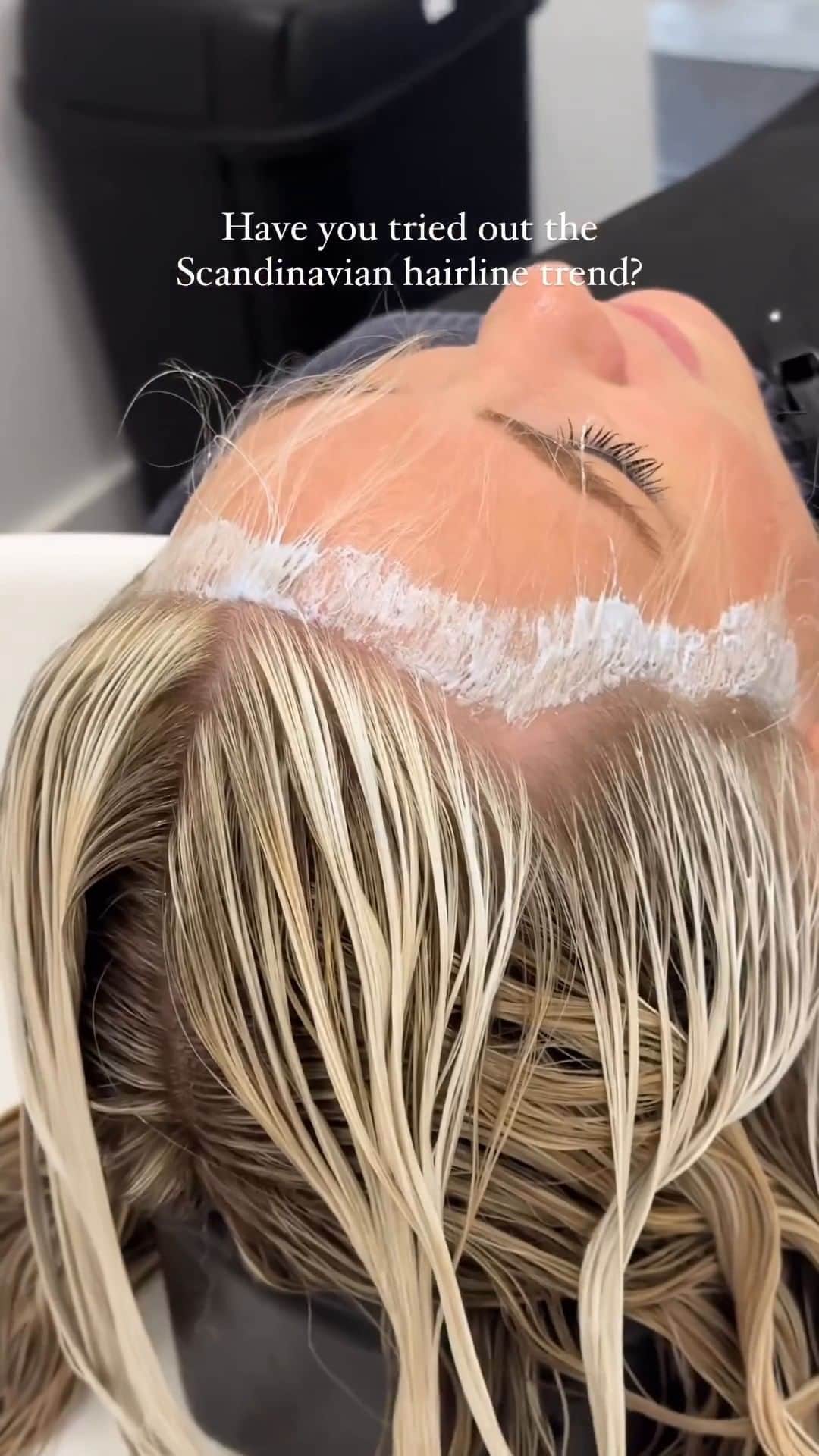 のインスタグラム：「Have you tried the Scandinavian hairline trend? Save this to try it out on your summer blonding clients! 📸  @braggnbeauty  And if you want to learn more blonding tips and techniques, make sure to register for our #ICONICBLONDE event on 7/17 - link in bio!!  #cosmoprofbeauty #licensedtocreate #blondehair #haireducation」