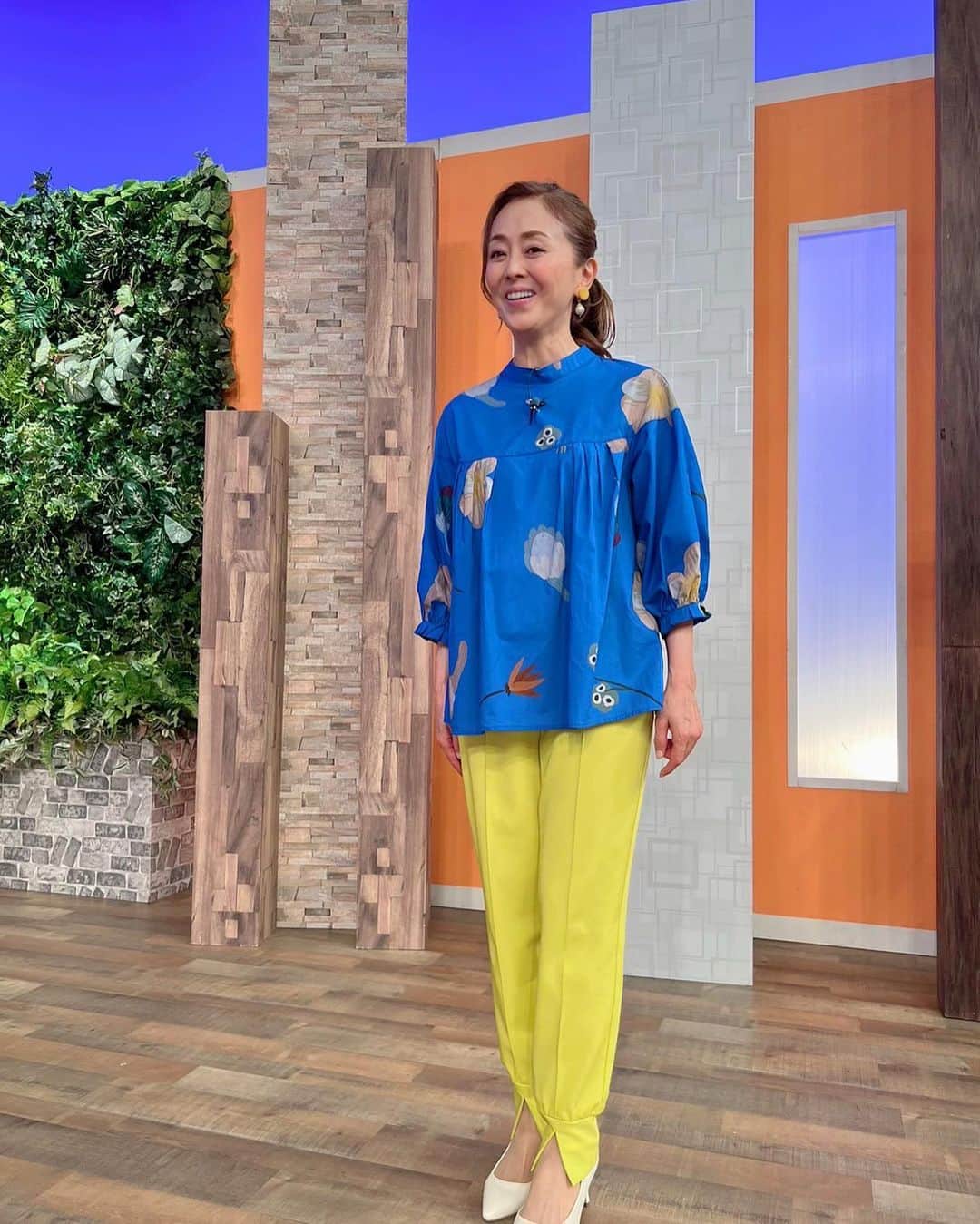 熊谷真実さんのインスタグラム写真 - (熊谷真実Instagram)「この間の番組で着たお洋服はともちゃんところの。 可愛いよねぇ。 気に入ってます。  #熊谷真実 #京都プレステージ #青と黄色も合うのぇ #着回し術」6月26日 23時13分 - mami_kumagai310
