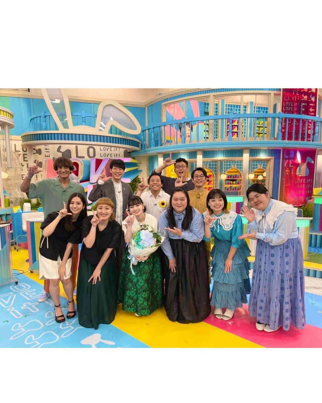 上國料萌衣のインスタグラム：「⁡ ⁡ 改めて、 #ラヴィット！ 月曜シーズンレギュラー、 3ヶ月間ありがとうございました！！🐰✨️ 毎週月曜の朝はラヴィット！でたくさん笑っていたので、生放送後も一日がすごく楽しく過ごせていました！ やっぱりラヴィット！の力って凄いな〜💭✨️ と実感しています！ 出演させていただいてからより大好きになった番組！💖 ⁡ 司会の川島さん、田村さん。 そしてレギュラーの 馬場さん、はるかさん、あんりさん、田辺さん、丸山さん、本並さん と写真をとっていただきました！ 本当に優しい皆さん！ また皆さんともご一緒できますように！！😊⭐️ ⁡ 本日の放送は TVerで1週間限定でご覧いただけます！ また放送後の様子も、 #夜明けのラヴィット！ でぜひご覧下さいねっ💗」
