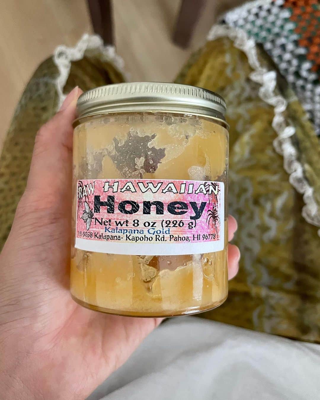 mao mitsuiさんのインスタグラム写真 - (mao mitsuiInstagram)「My Essentials 💛💛💛  ①Big Island産 Hawaiian Raw Honey これはハワイ島のローカルスーパーマーケットで購入した ミツバチ達がトロピカルフルーツのお花に飛び回って集めたミツでできたローハニー✨ 体調がすぐれないときとか、喉がイガイガしているときは、ティースプーン1杯を舐めます。 喉はすぐにしっとりするし、炎症を抑えてくれるので大事に大事にたべてます🍯  ② @harvestmyspoon JOY Enzyme Tablet これがないと困る！って思いで作った酵素サプリメント。 毎日のエネルギーと体内からのケアの為に飲んでいます。 自社のオリジナルの微生物酵素を無農薬の伊勢茶に染み込ませてタブレットにしました🍃 この子の役割は自分の体内で作られる酵素を増やすようにスイッチを入れてくれます。 疲れやすく、翌日まで疲れが取れない人、腸の調子が気になる人、二日酔いになる人、エネルギー不足を感じる人には是非飲んでほしいです✨ 毎回自信満々ですが、ほんとに仙豆のようなサプリメントです🌞  ③ @cosmosjuice_tomigaya COSMOS SHOT BOTTLE 沖縄で太陽をしっかり浴びた無農薬うこん、高知産の立派な無農薬生姜に広島産無農薬のジューシーな甘夏とレモンでできたジンジャーターメリックショット。 辛さもあるけど、飲めば飲むほどおいしくて病みつきになります。飲んだ瞬間身体がシャキッと燃える🔥 お店でもいつもジュースにプラスしてお客様におすすめしているんだけど、 朝からCOSMOS SHOTをクイっと飲んでスタートしてるお客様を見ると、元気になるよねー！！って嬉しい⭐️ (お店では小さなグラスでお出ししていて、このボトルは3回分) この間は友人のアーティストの方がライブ前に飲みたいって言ってくれましたが、差し入れなんかにもオススメです。  どれももちろんオーガニックで保存料も添加物もない、自然のものだから安心して食べられるし、 妊娠してから今も完全母乳なのでどんな時も自然のもので身体を回復させていて、お薬はをまったくとらずに過ごしています🍃✨  以上、わたしの必需品でした！」6月26日 23時07分 - maointhepark