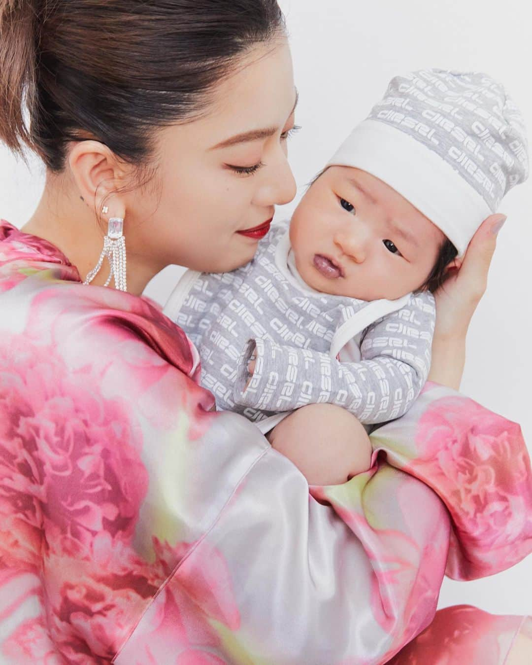 武部柚那さんのインスタグラム写真 - (武部柚那Instagram)「初めての息子との撮影👩🏻👶🏻❤️ 最初はご機嫌だったけど屋上で撮影してたら寝た。笑 基本外に出ると寝る。笑 室内より外が好きみたい🥱🧡 アクティブbaby🫶🏻」6月26日 23時08分 - yuzuna839__