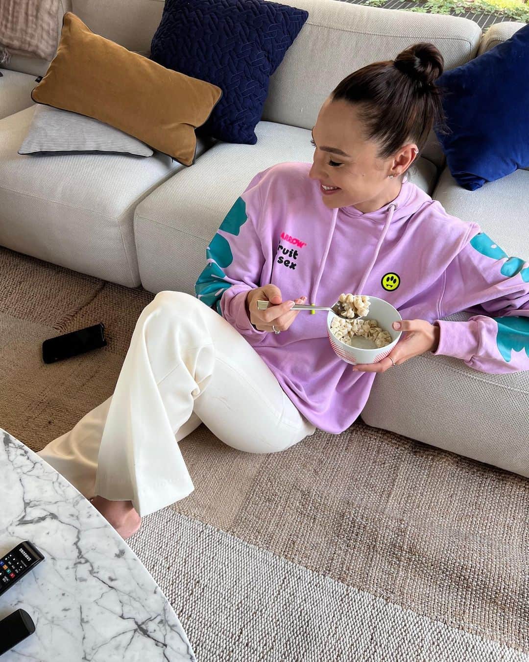 ガル・ガドットのインスタグラム：「Taking a little "Shella Good" break 🌈 @allgoodles」
