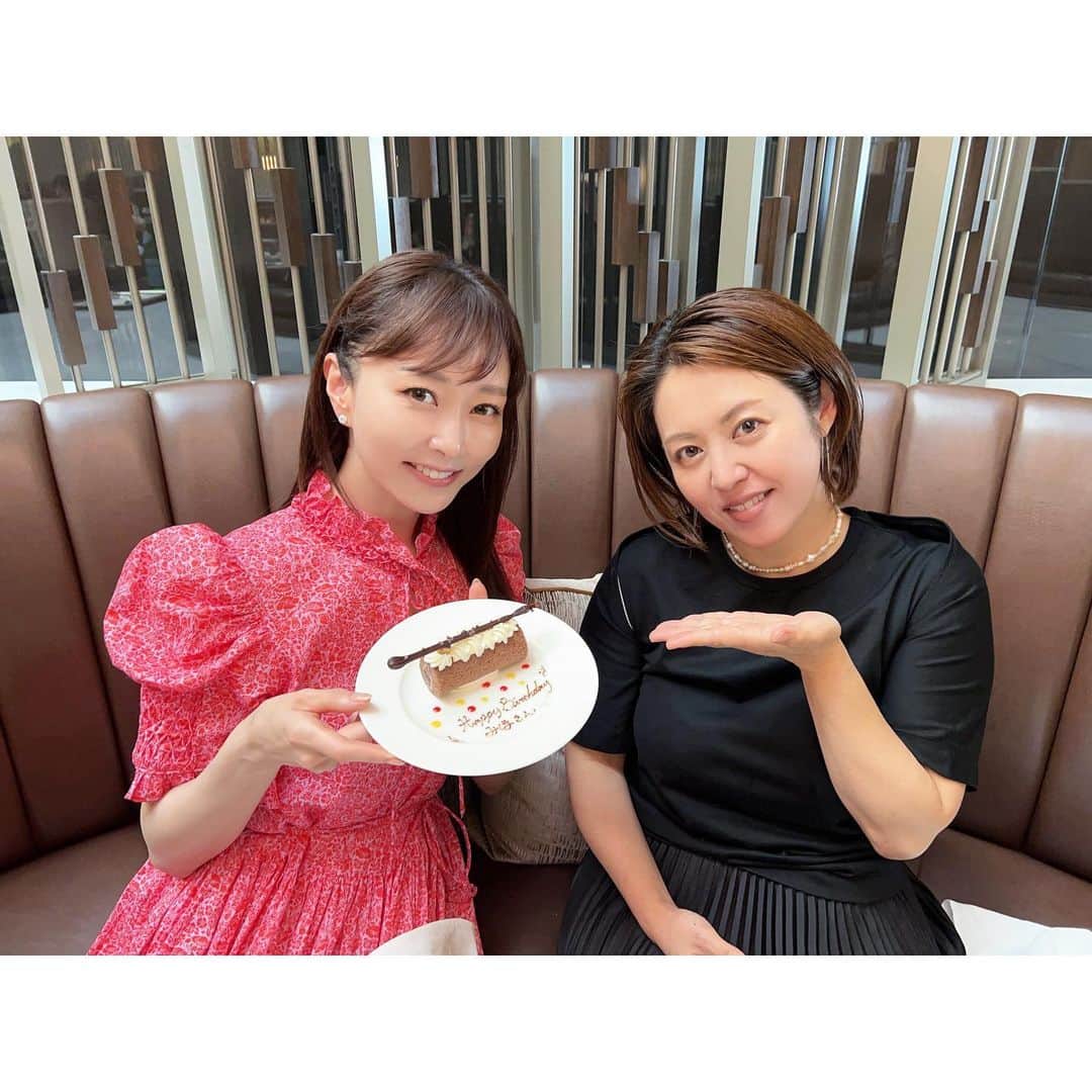 石井美保のインスタグラム：「VoCEをはじめ各所で毎回お世話になっておりますが、美容家として活動するよりも前からの長いお付き合い。彼女はライターさんですが、良き理解者であり、いつも的確なアドバイスをくれたり一緒に悩んでくれたり。だから良きページが作れるんだよねって本当に感謝しています。今年も絶妙なタイミングで誘ってくれて私を浄化しながらお祝いしてくれました🥺🙏🏻プレゼントのセレクトも毎回愛を感じます。私の安心しきった顔☺️」