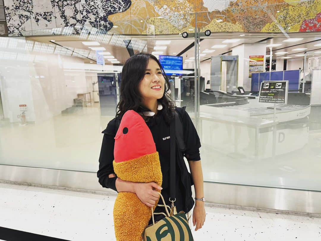 出光仁美のインスタグラム：「ご報告です！ 出光、一人でドバイ空港経由して無事目的地到着です♪ 番組スタッフさんとも無事合流しました😆 ひと安心です…😊  (by スタッフB)  #出光仁美 #idemitsuhitomi #演歌歌手  #がんばれ出光 #エビフライ」